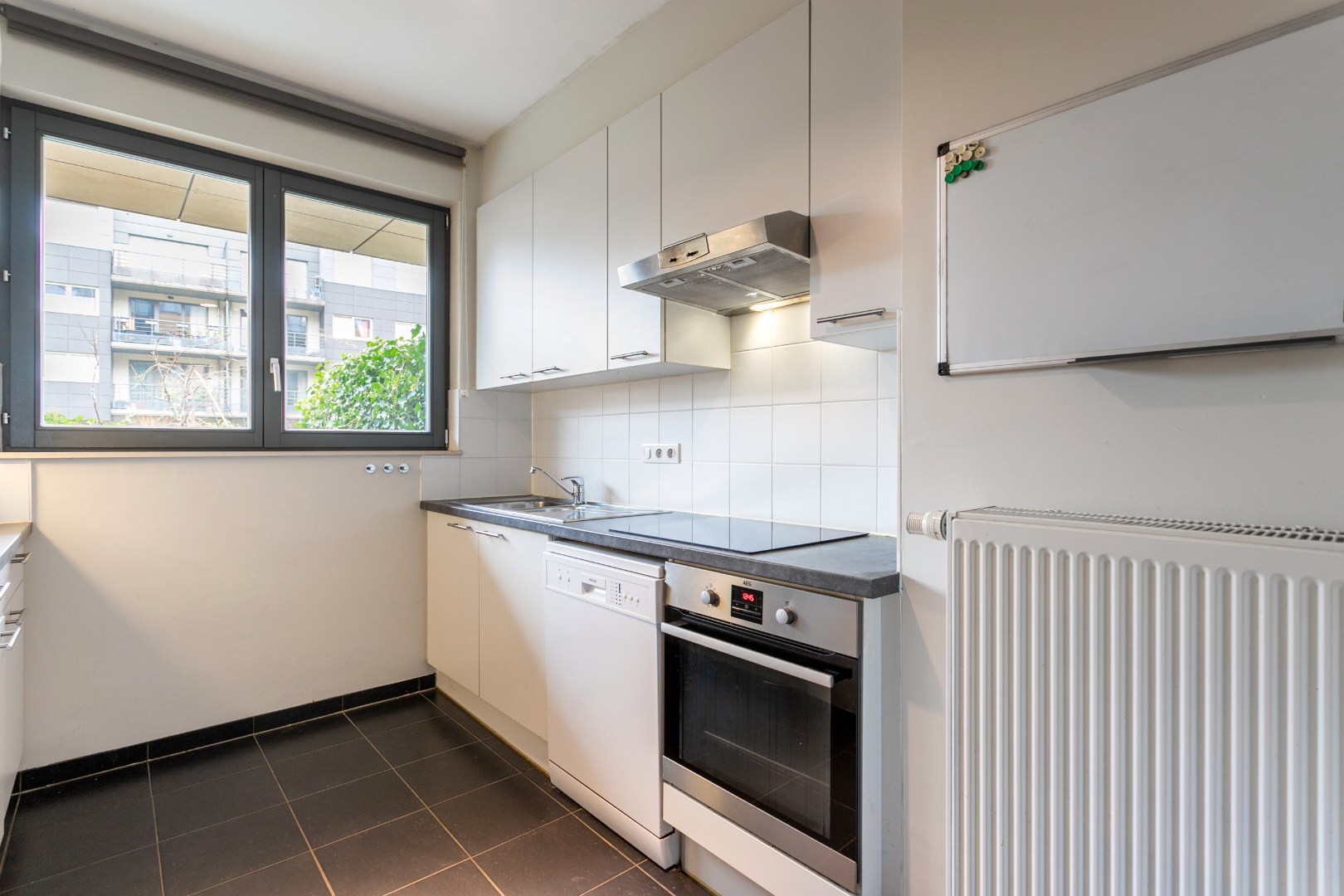 Energiezuinig 1-slpk appartement gelijkvloers met terras, parking en toplocatie nabij Brussel-Zuid 