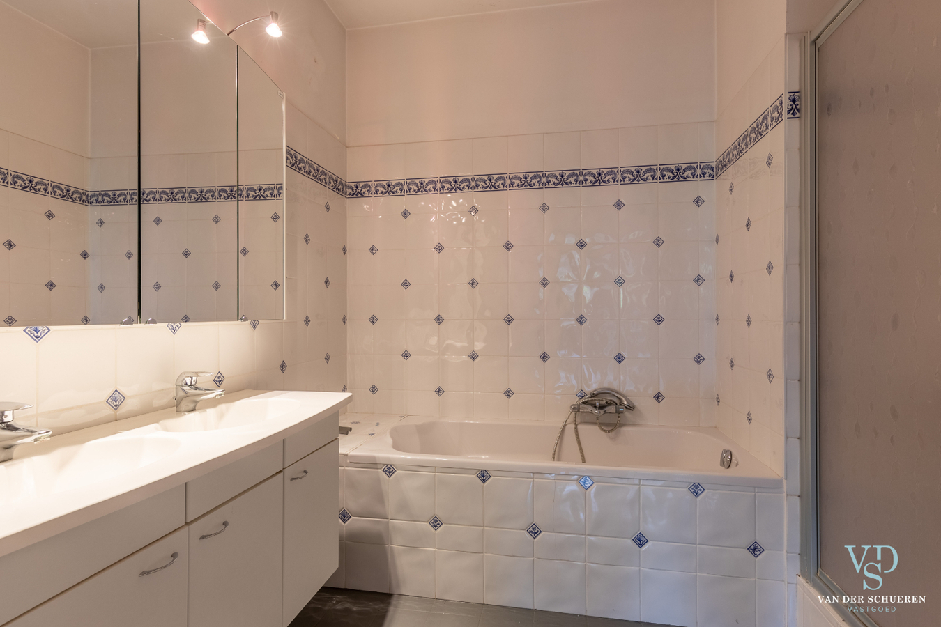 Authentiek landhuis met 5 ruime slaapkamers én gelijkvloers bureau. 