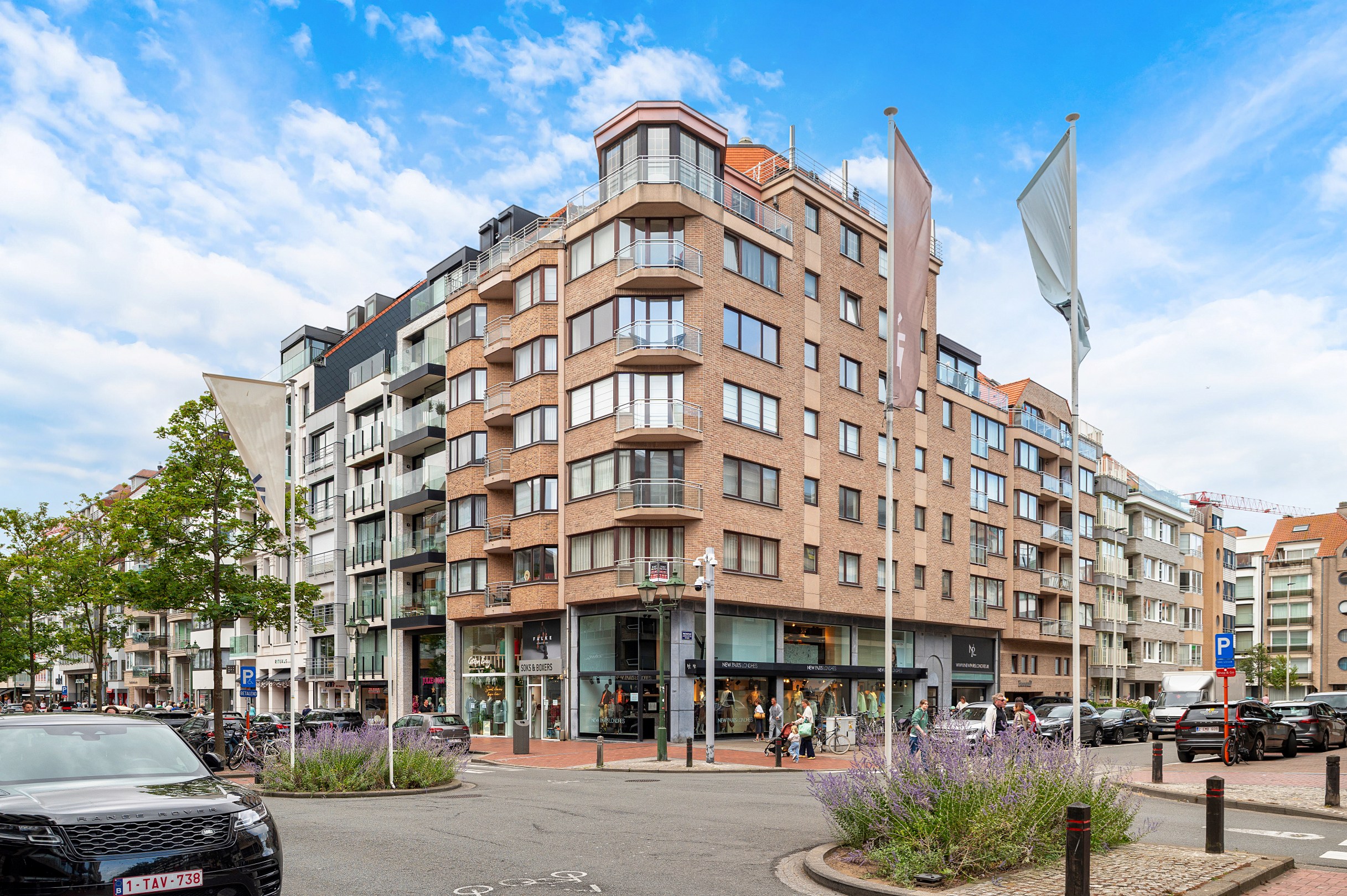 Stijlvol gerenoveerd hoekappartement met 3 slaapkamers in hartje Knokke. 
