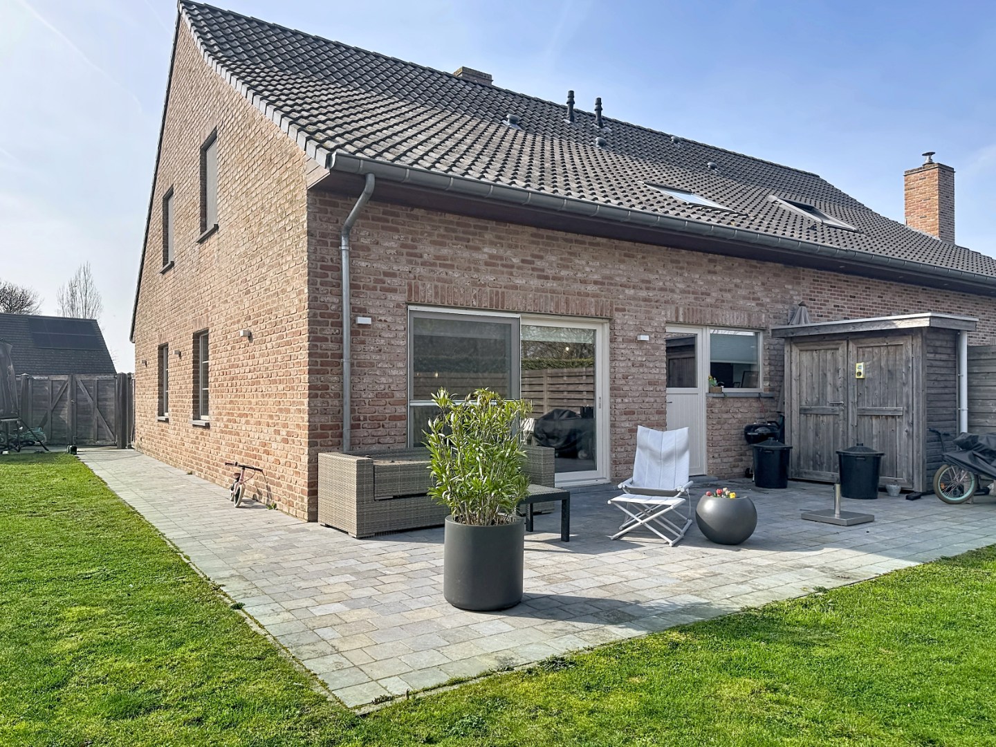 Ruime en recente halfopen bebouwing met 3 volwaardige slaapkamers 