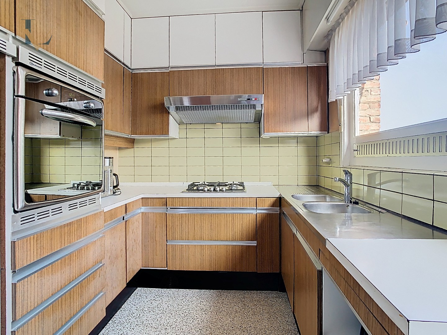 Te renoveren woning met groot potentieel in hartje Merksem! 