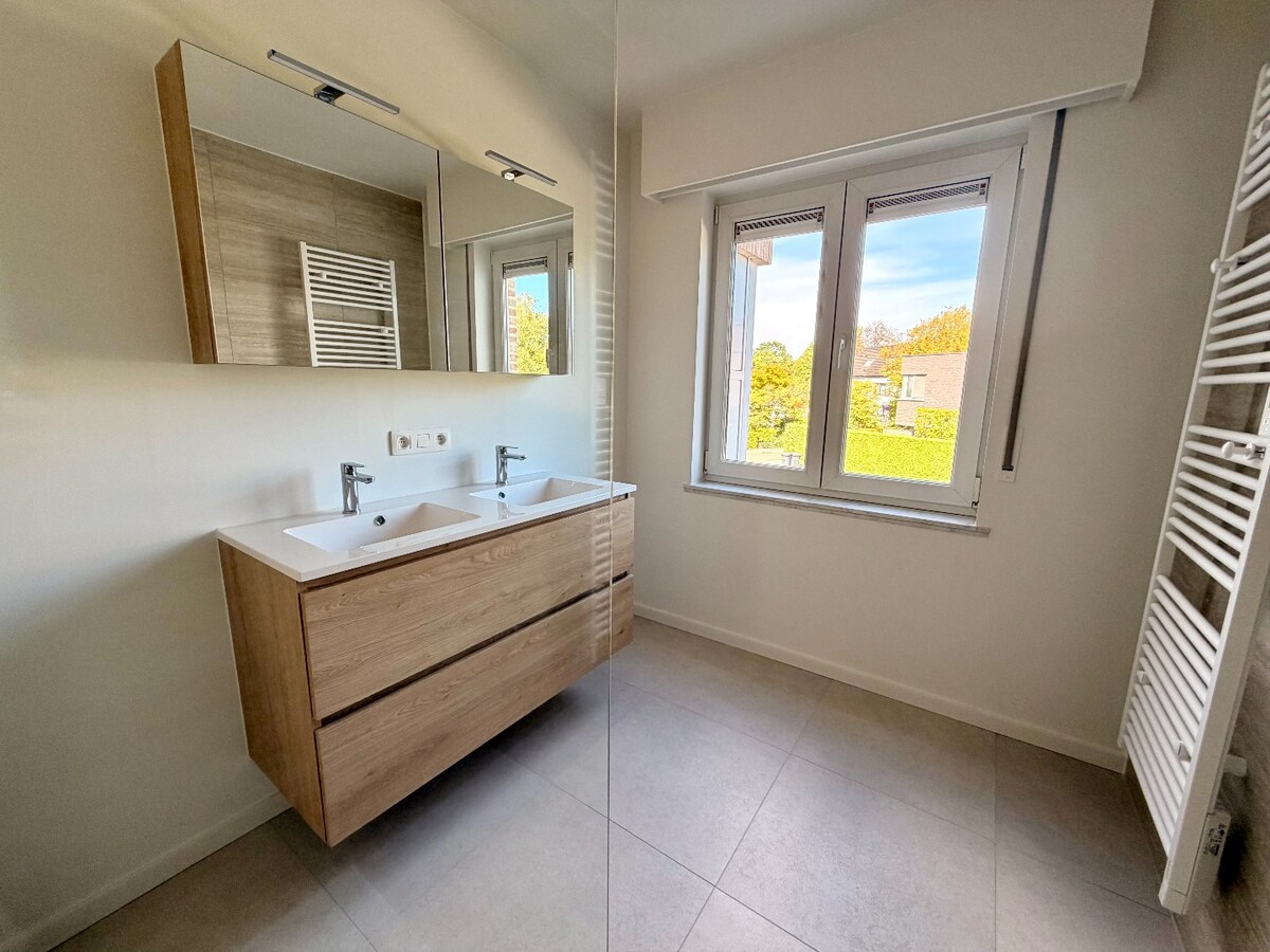 Volledig gerenoveerd en instapklaar appartement van 100 m² met grootte leefruimte en terras — centrum Bonheiden 
