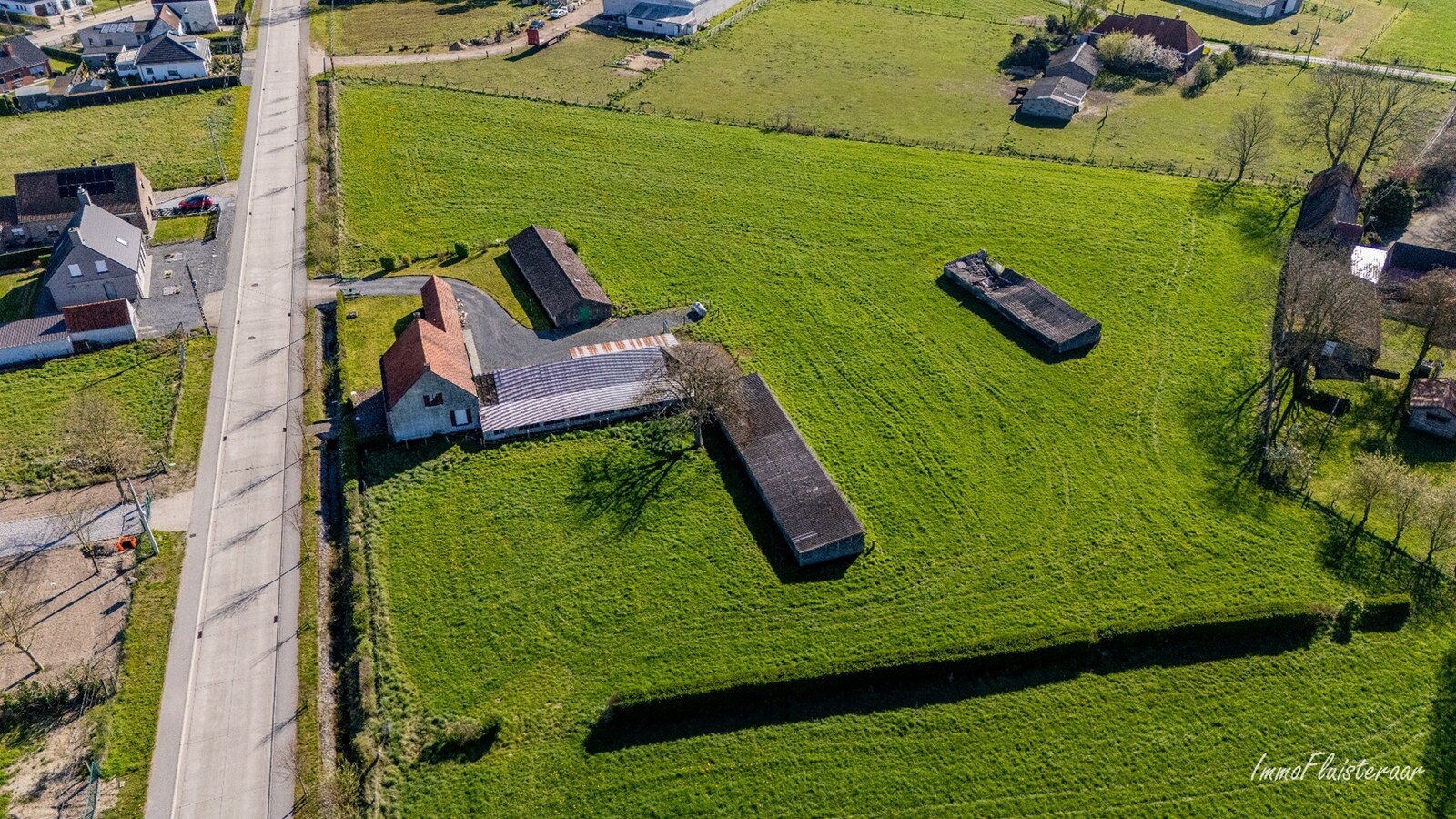 Renovated farmhouse with stables and pasture on approximately 1.7 hectares in Nazareth. 