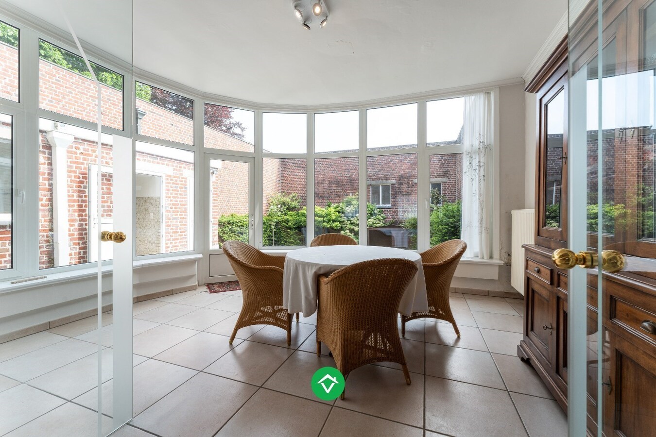 Ruime woning met 7 slaapkamers en loods (320m²) in centrum Roeselare 