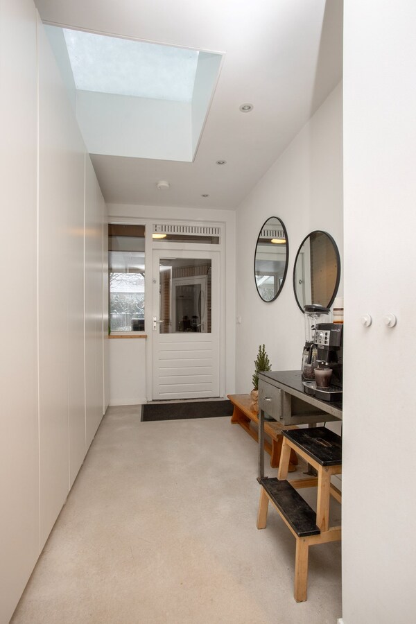 Zeer ruim halfvrijstaand woonhuis met aanpandige garage/berging en hobbyruimte/mantelzorgwoning. 