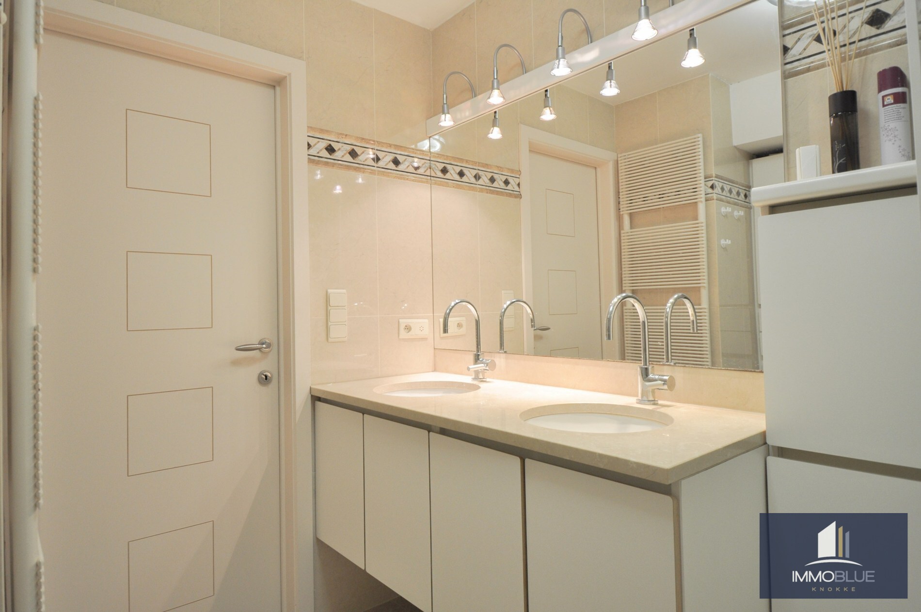 Lichtrijk appartement met een ruim zuidwest gericht terras gelegen nabij het commercieel centrum en het strand. 