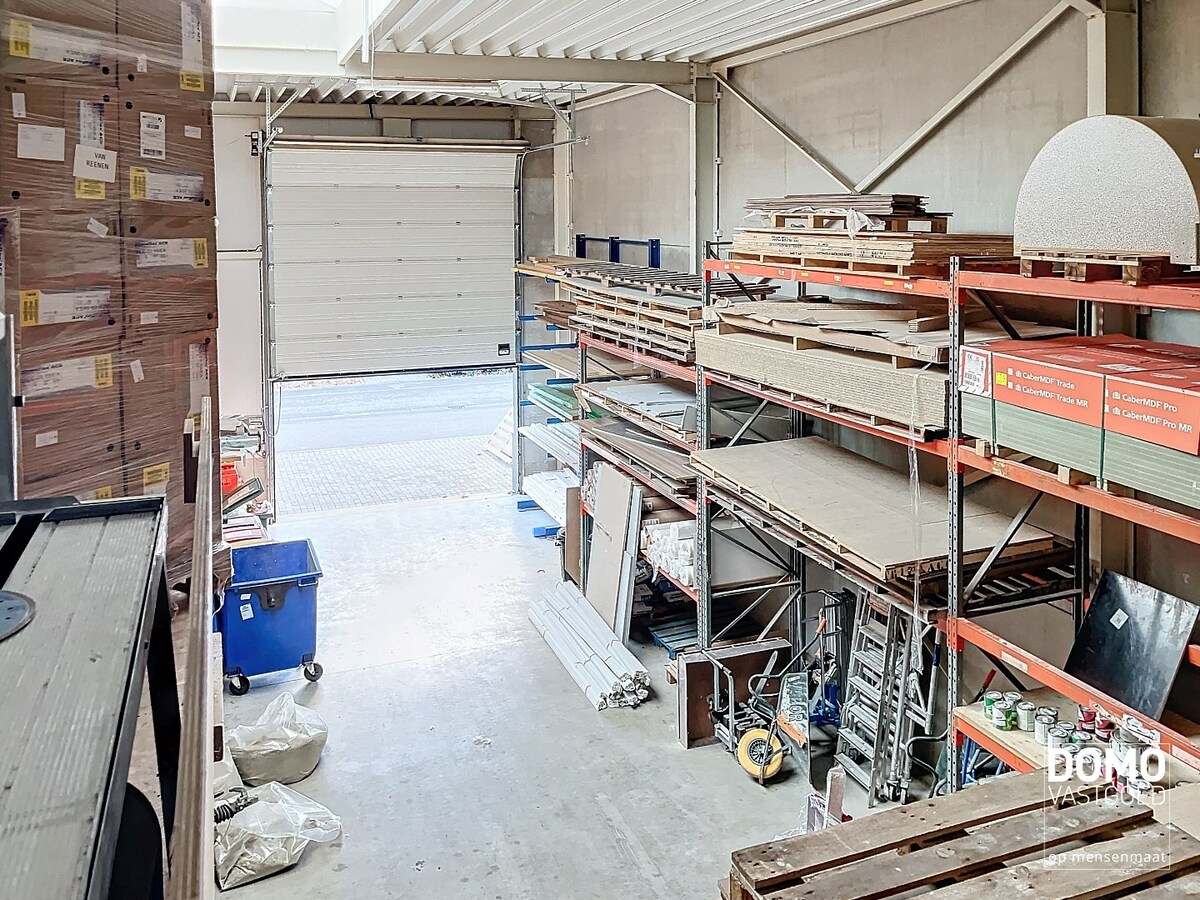 CENTRAAL GELEGEN LOODS TE BERBROEK MET OPSLAG- EN KANTOORRUIMTE 