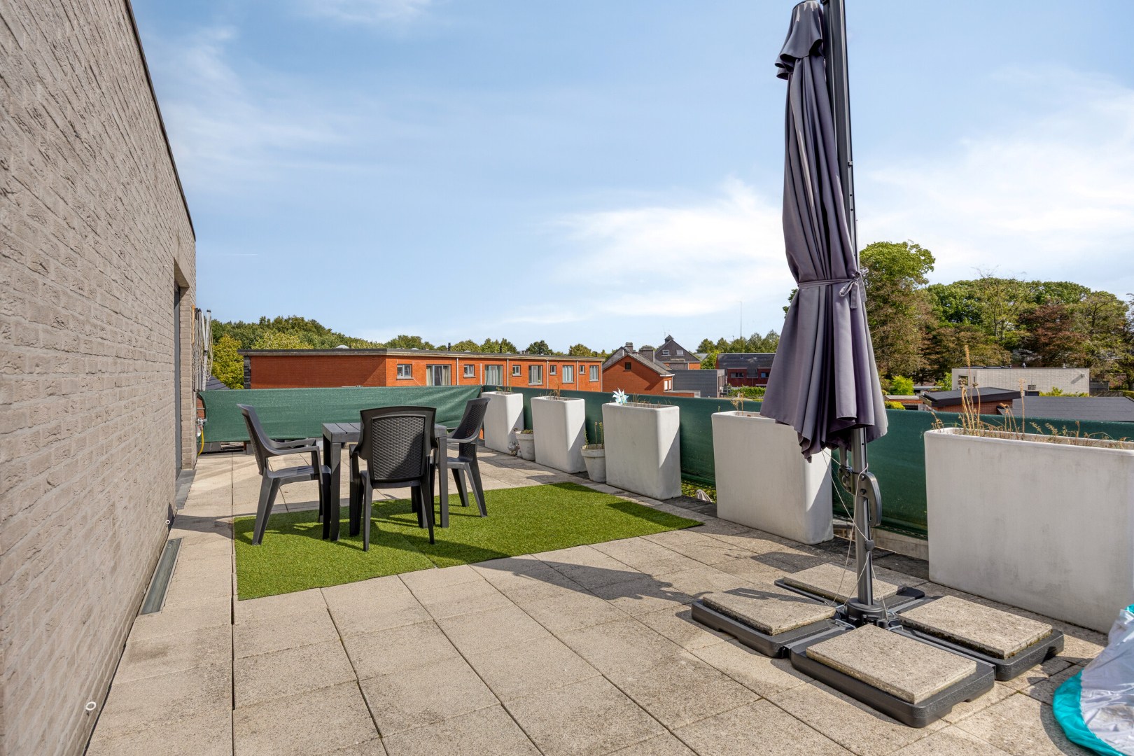 Instapklaar dakappartement met 2-3 slpk. en ruim terras in Olen-centrum 