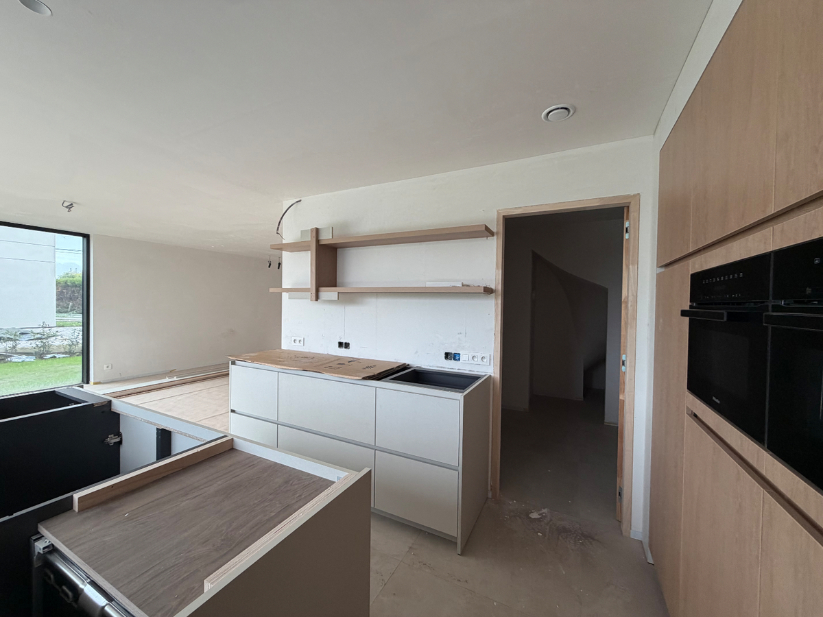 Ruime nieuwbouwwoning met terras en tuin. 