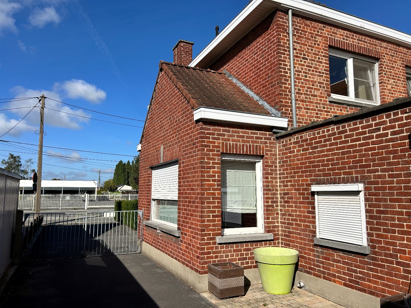 Degelijke en ruime gezinswoning met garage en tuin op 702m² 