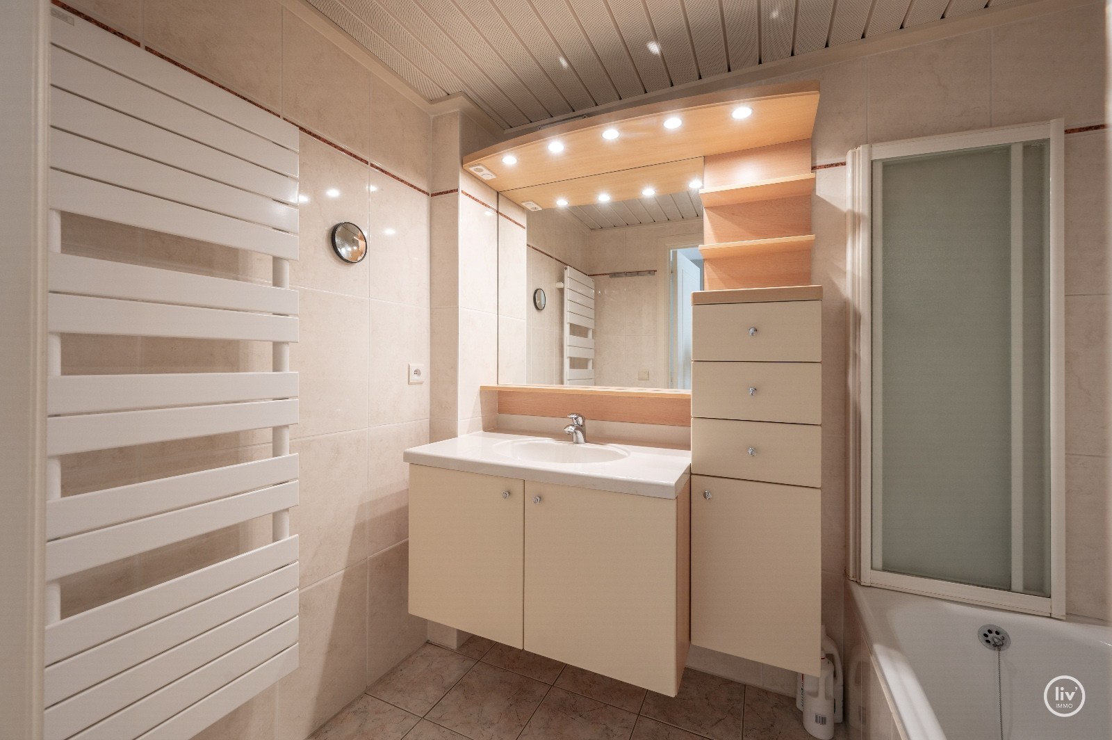 Appartement confortable d'une chambre avec terrasse ensoleillée situé dans un emplacement de premier choix près de l'avenue Dumortier. 