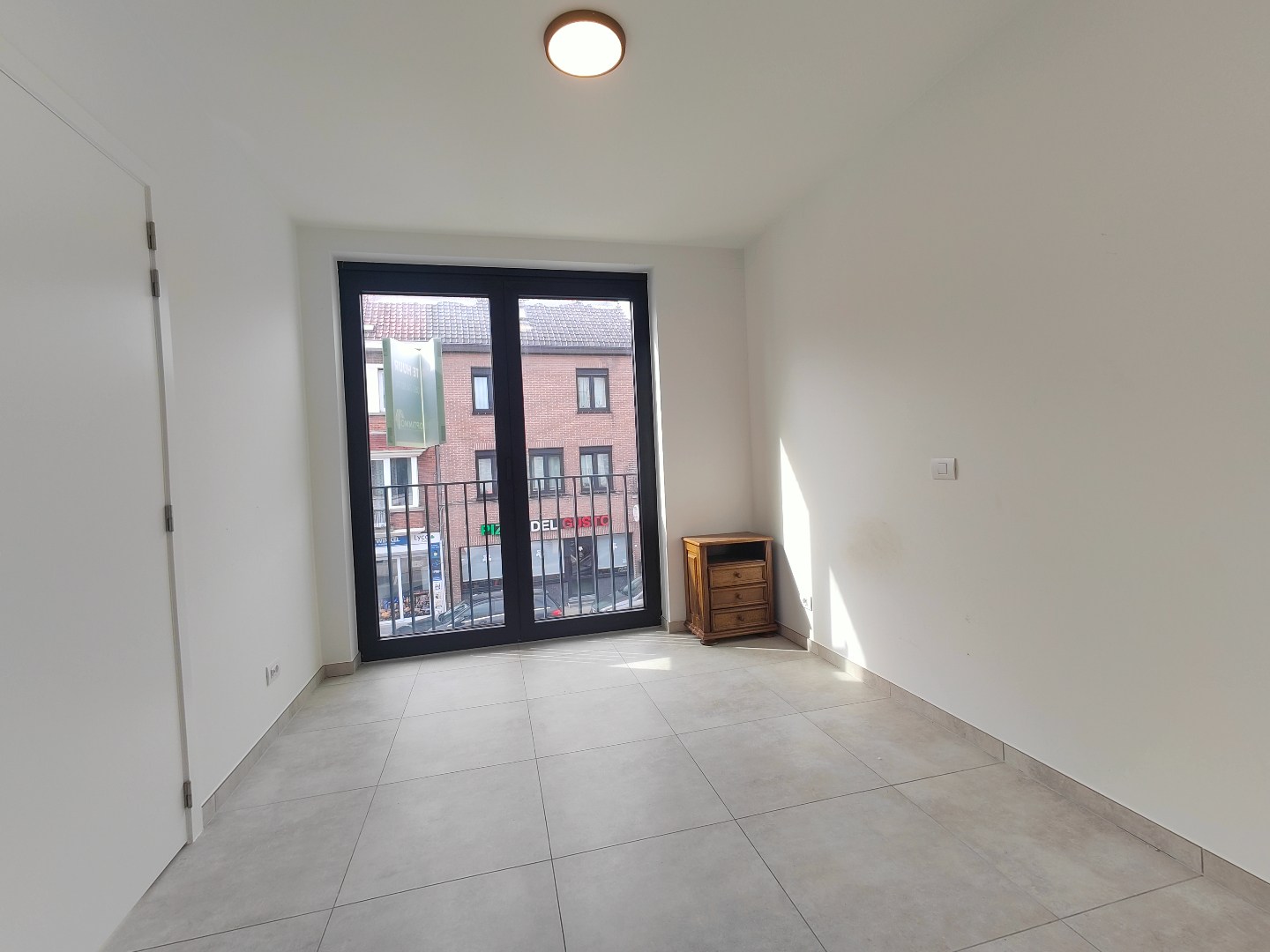Modern appartement met 1 slaapkamer en ondergrondse autostaanplaats in het centrum van Ardooie 
