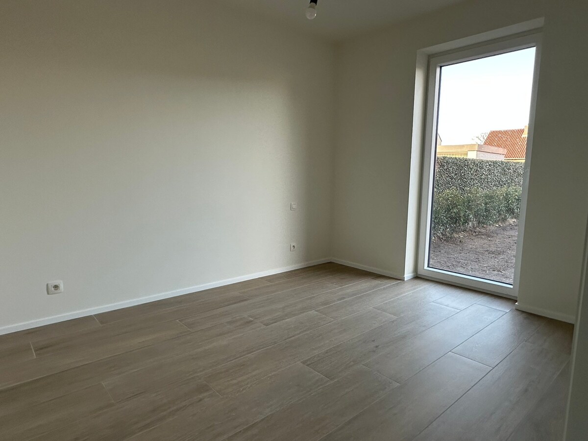 OPTIE!  NIEUW  gelijkvloers appartement met 3 slaapkamers en tuin. 