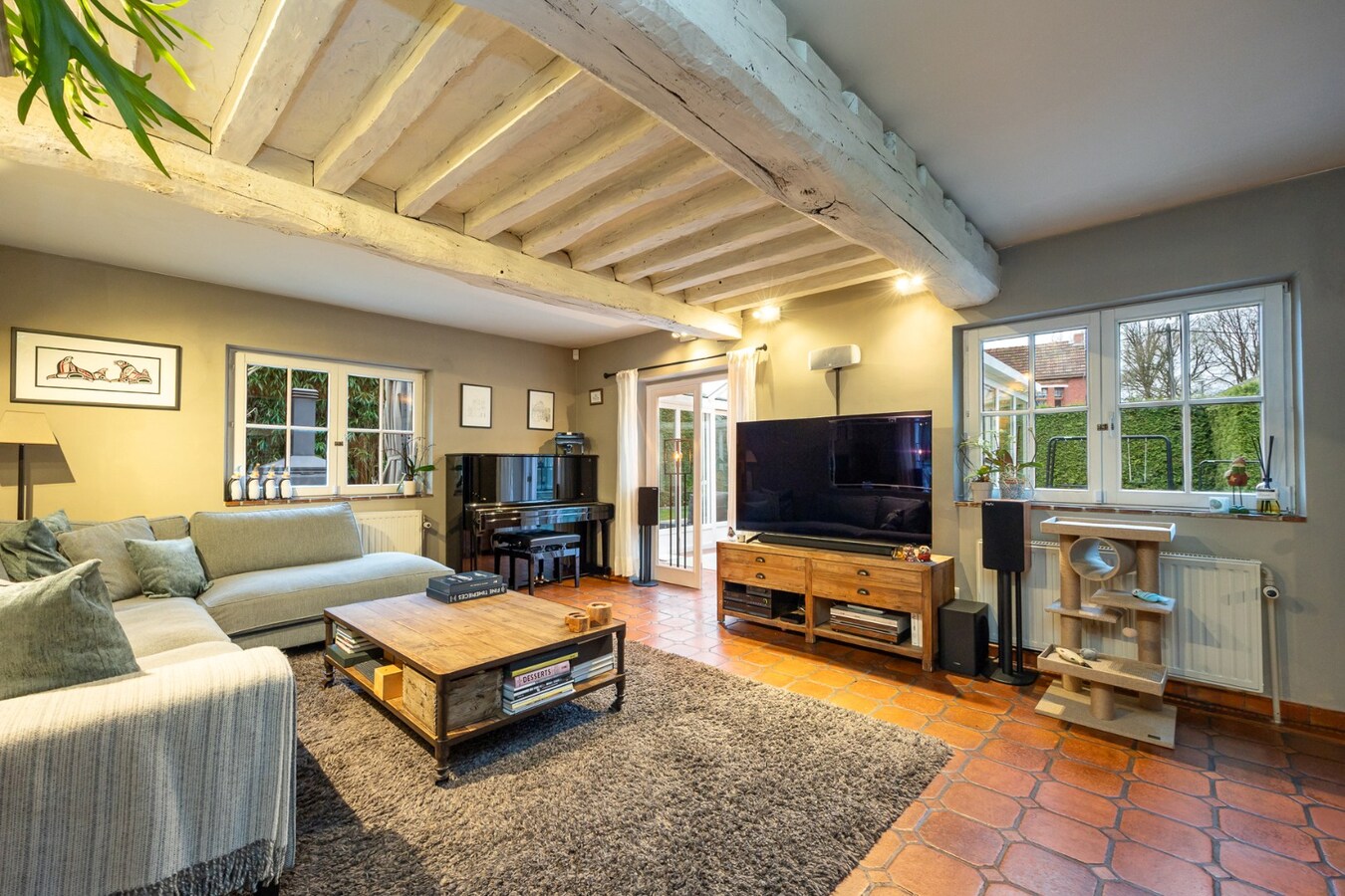 Charmante en ruime woning met zwembad en bijgebouw op toplocatie 