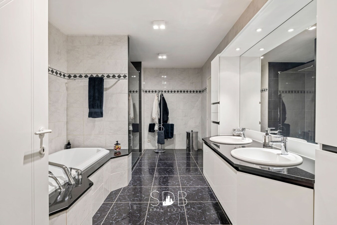 Prachtige ruime villa met gezinstuin + appartement op 2.135m² 