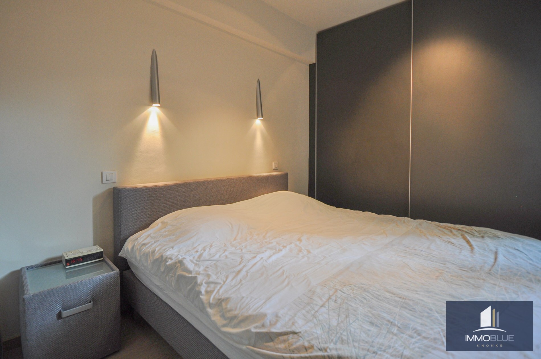 Appartement avec vue frontale sur la mer, situé à proximité de la place du Driehoeksplein. 