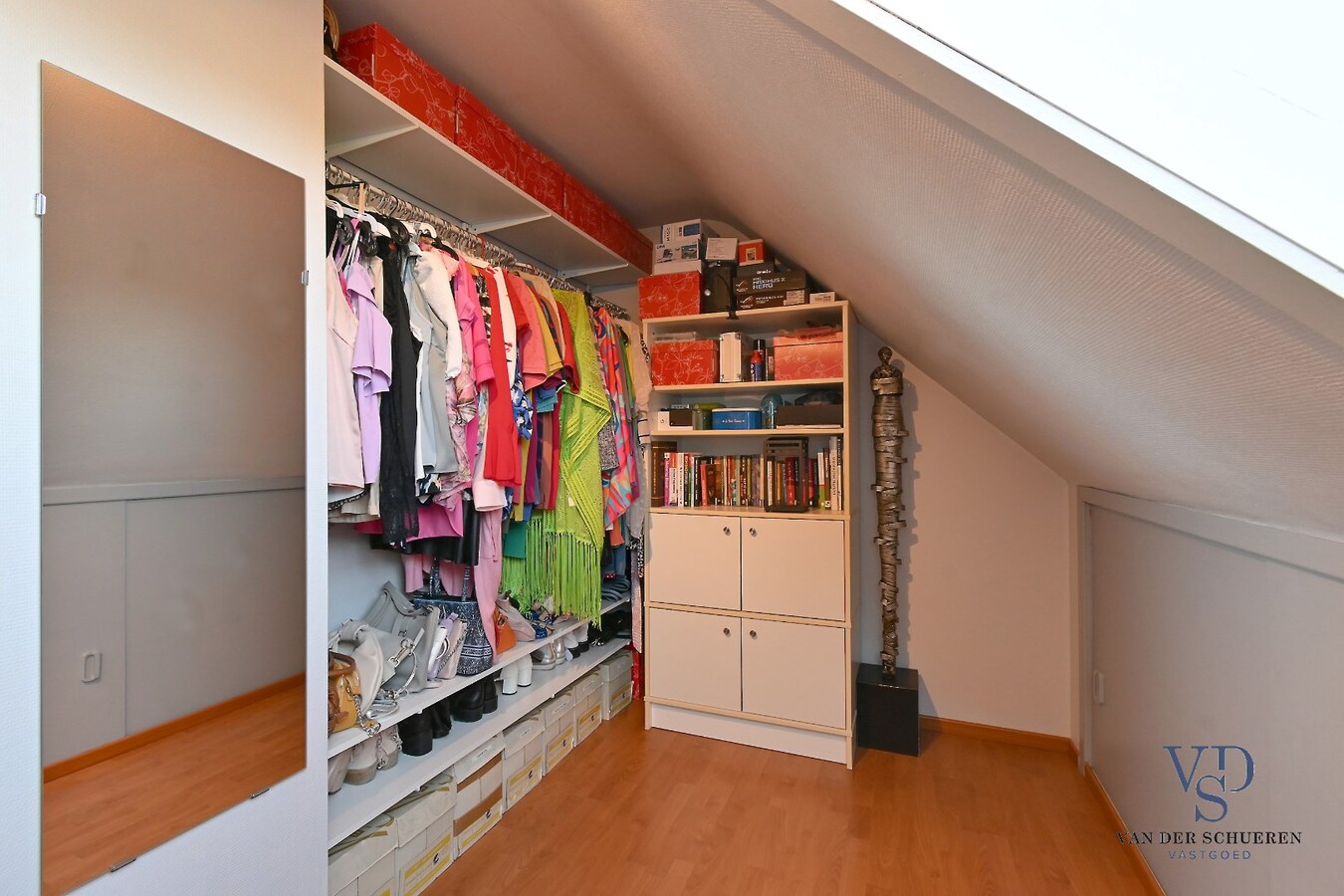 Tijdloze villa met zwembad in residentiële wijk 