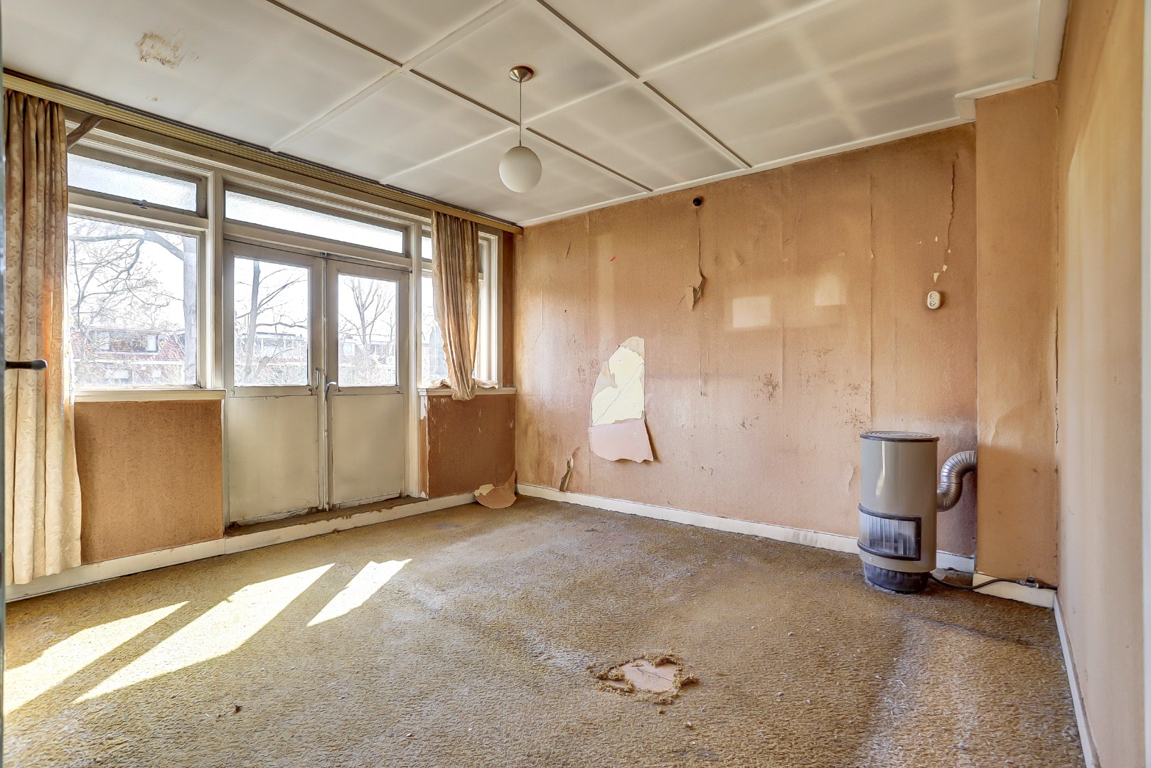 Unieke kans?! Zelf transformeren vanuit de vorige eeuw naar uw eigen hedendaagse smaak, dat kan met deze 5-kamer tussenwoning met 20m diepe tuin! 