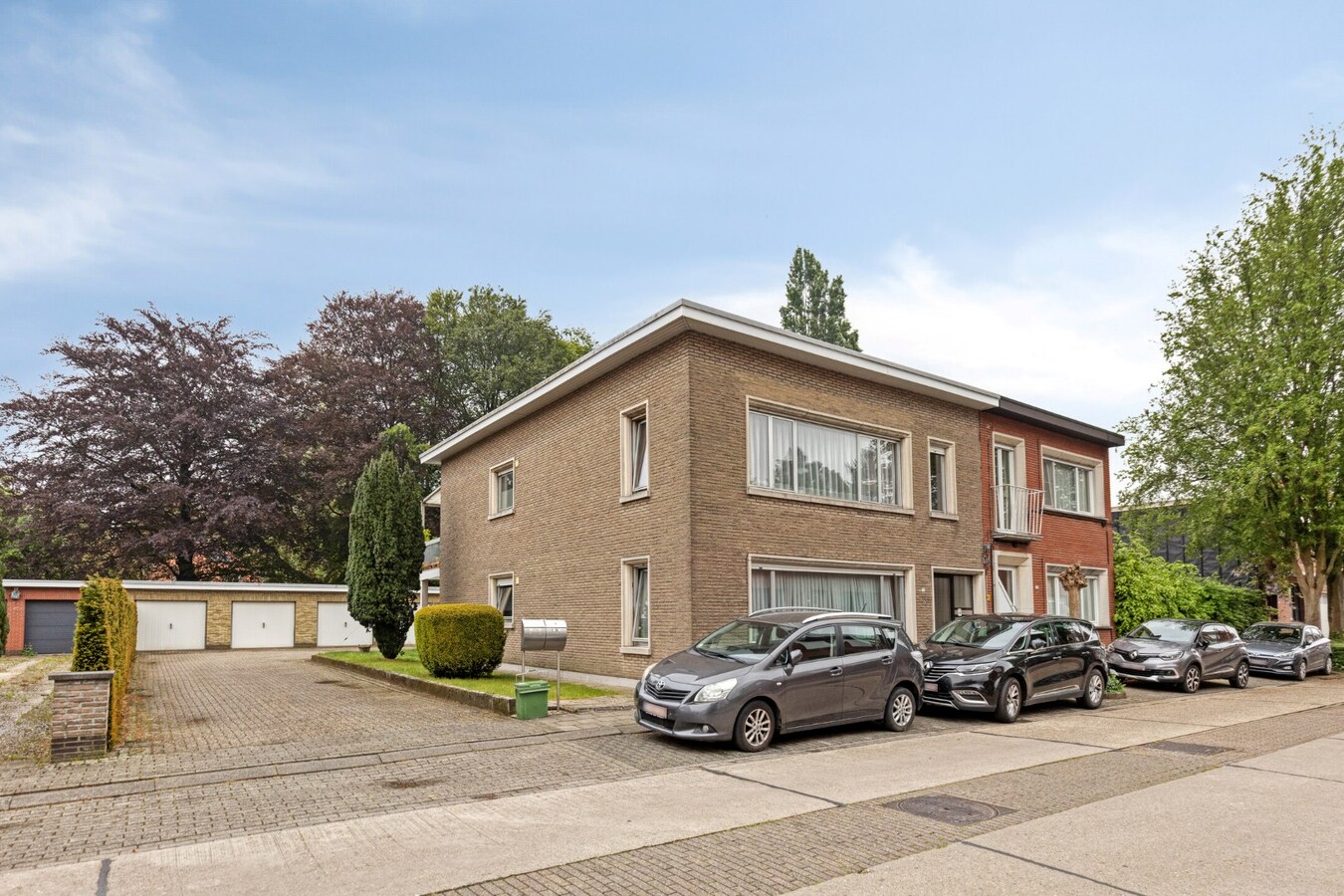 Kleinschalig gebouw met 2 appartementen en bijhorende garageboxen te Brasschaat 