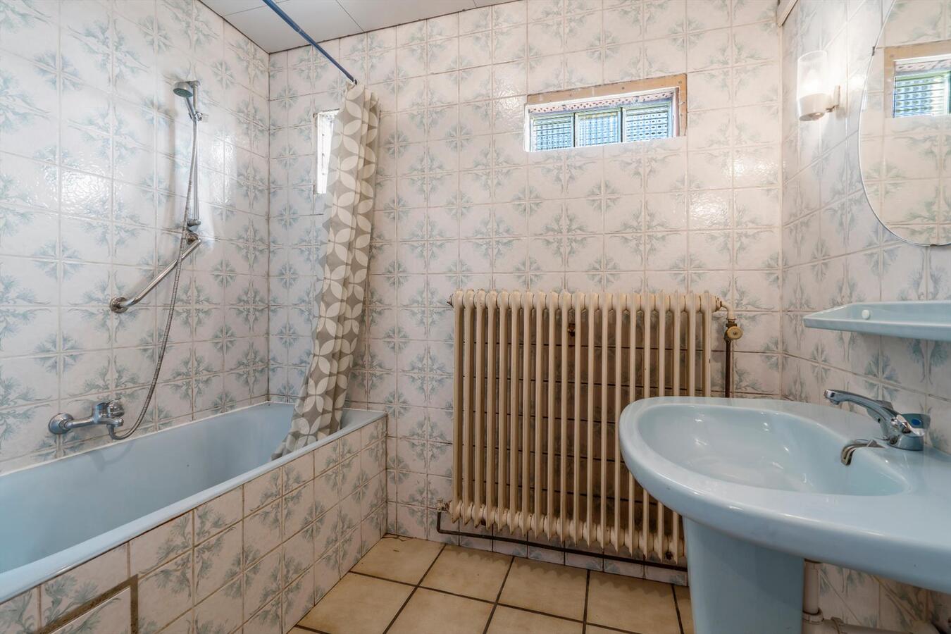 Residentieel gelegen karakterwoning op ruim perceel van 1886 m². 