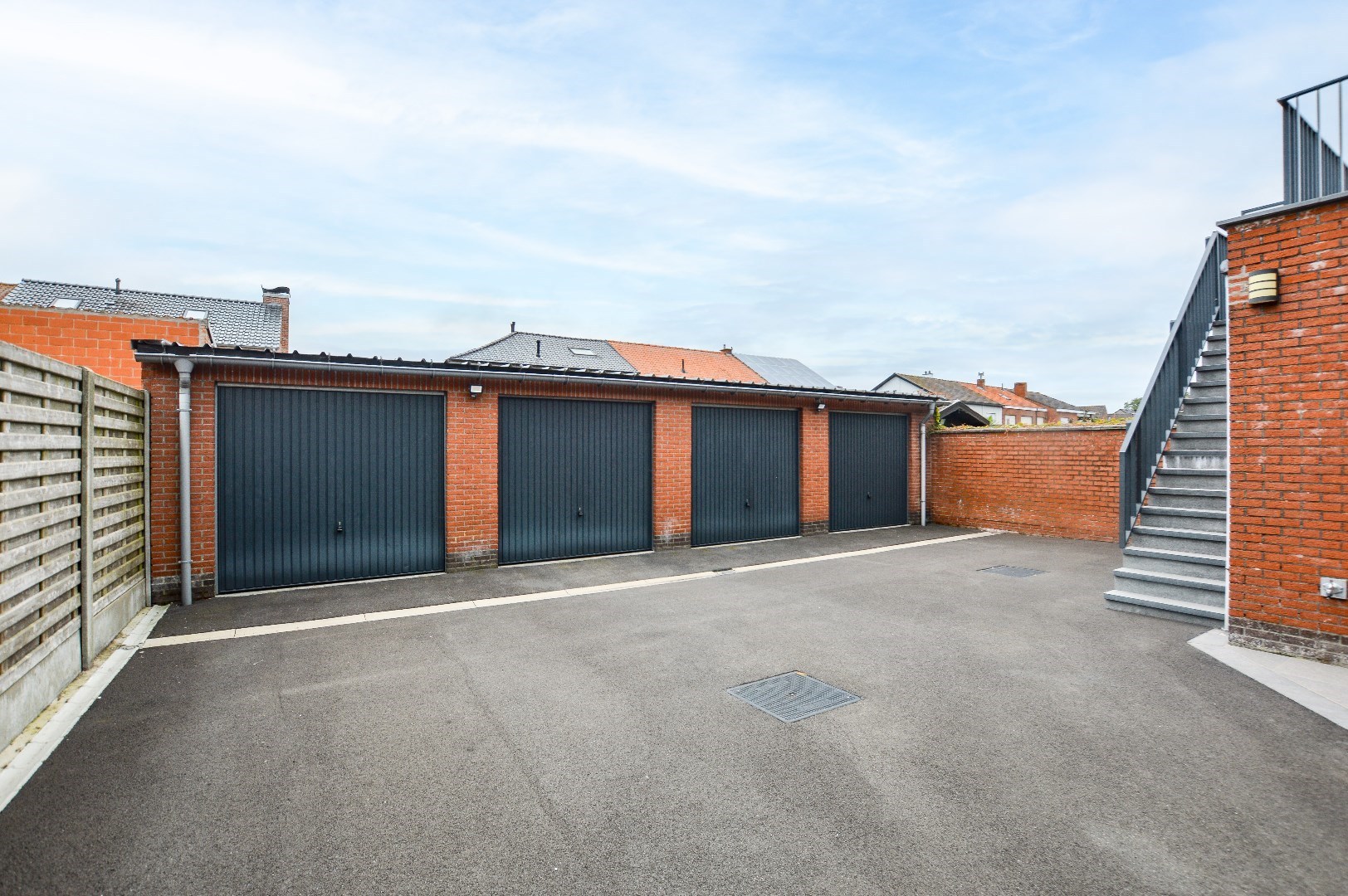 Duplex appartement met 2 slpks en 2 garages in centrum Eernegem 