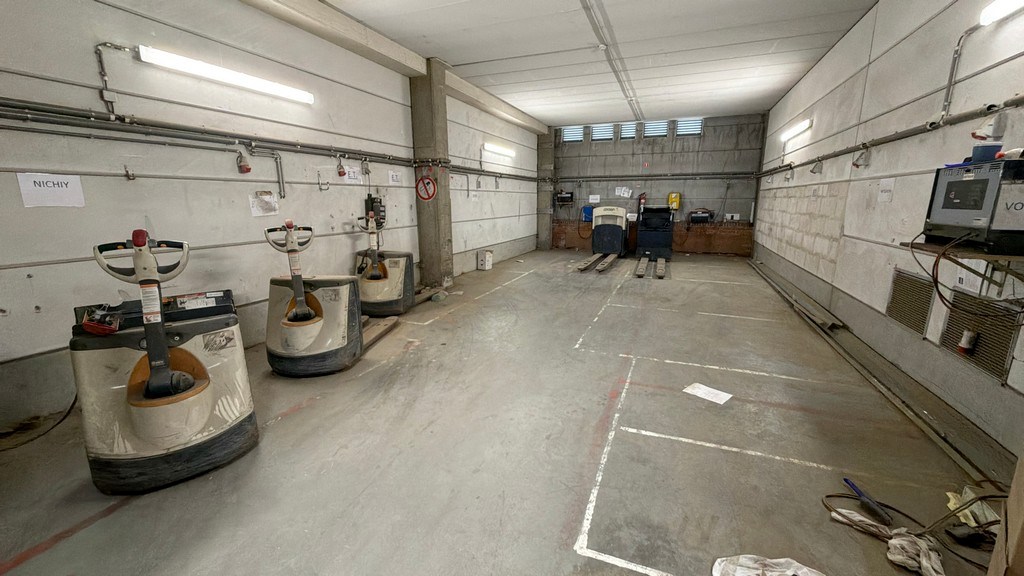 Magazijn met loskades en kantoor te huur vlakbij haven van Antwerpen