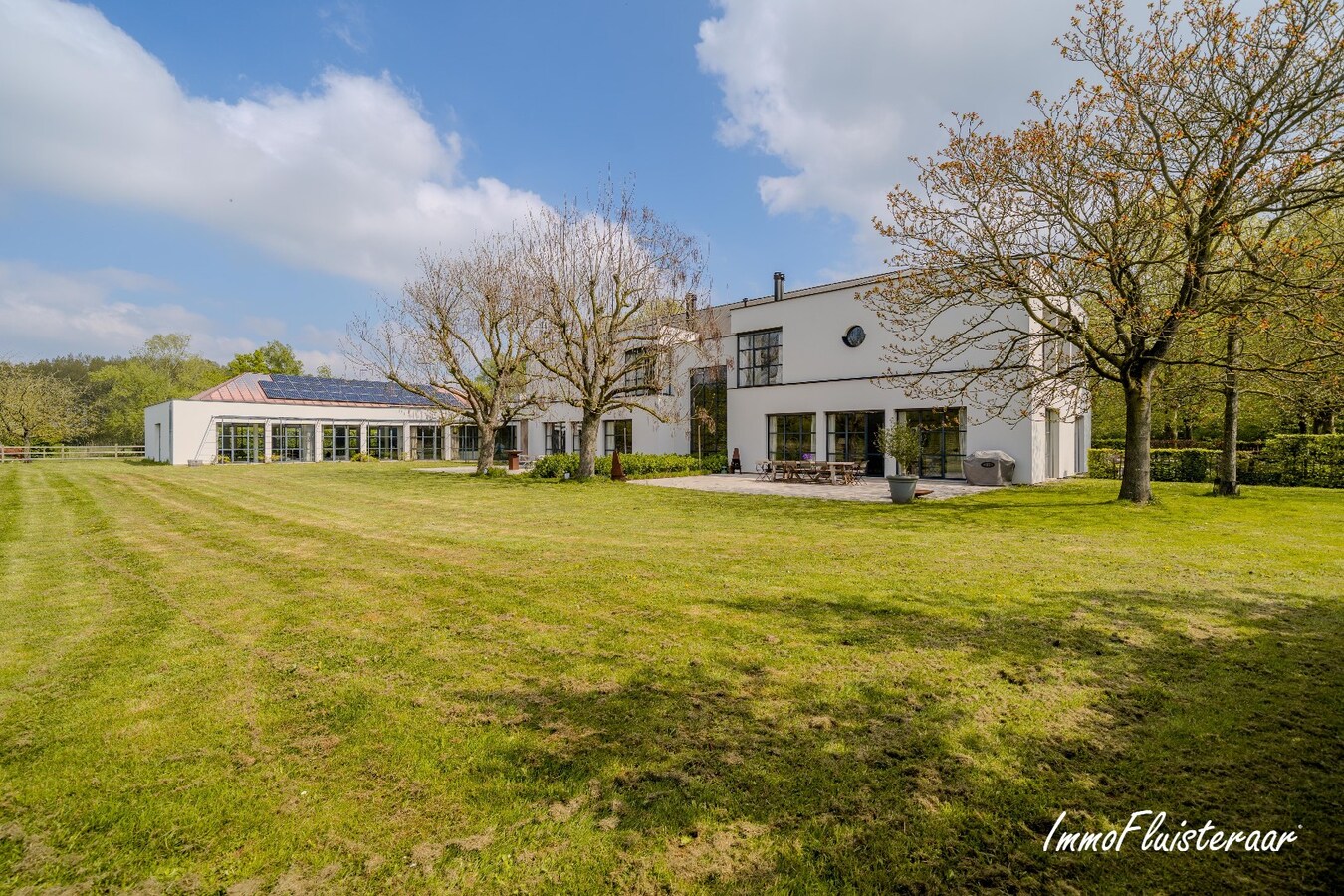 Exclusieve villa met professionele hippische accommodatie op ca. 14,5 ha (mogelijkheid tot aankoop extra gronden) te Astene (Deinze) 