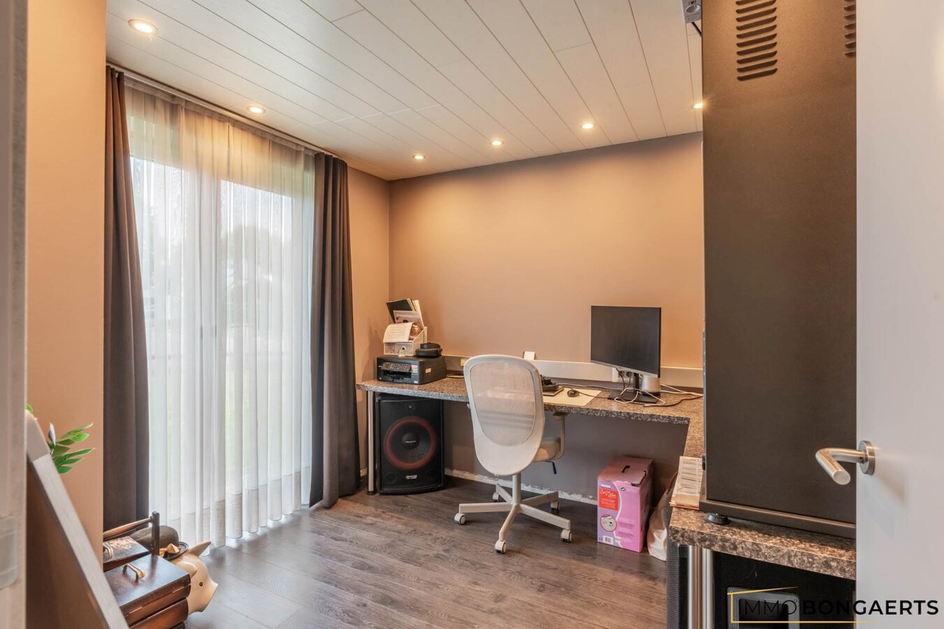 Ruime woning met drie slaapkamers en leefveranda 