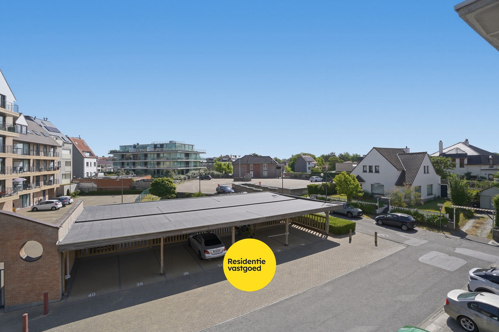 Op te frissen 2-slaapkamerappartement (73m²) te Koksijde Sint-Idesbald. 