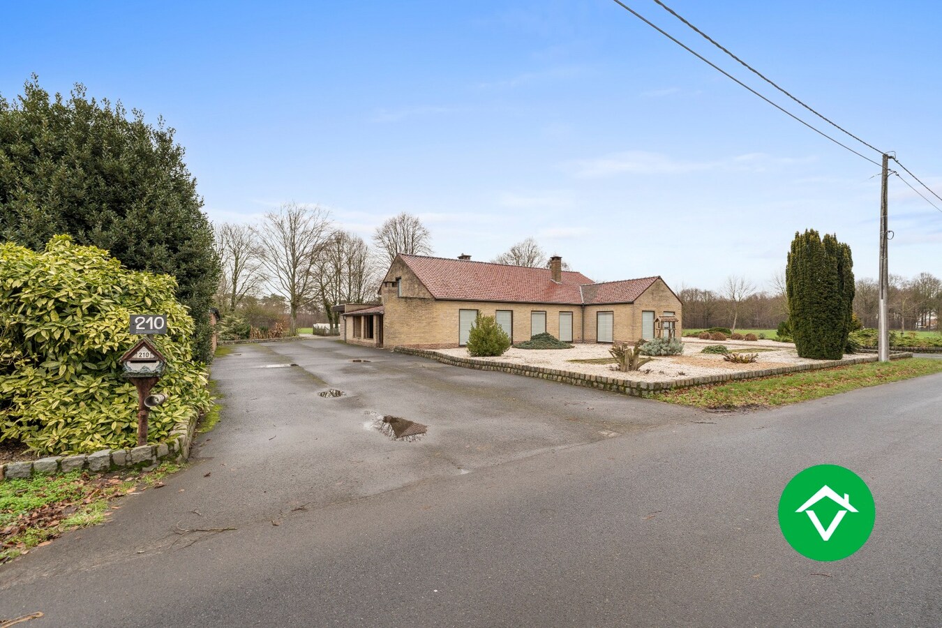 Rustig gelegen alleenstaande woning met bijgebouwen te Koekelare 