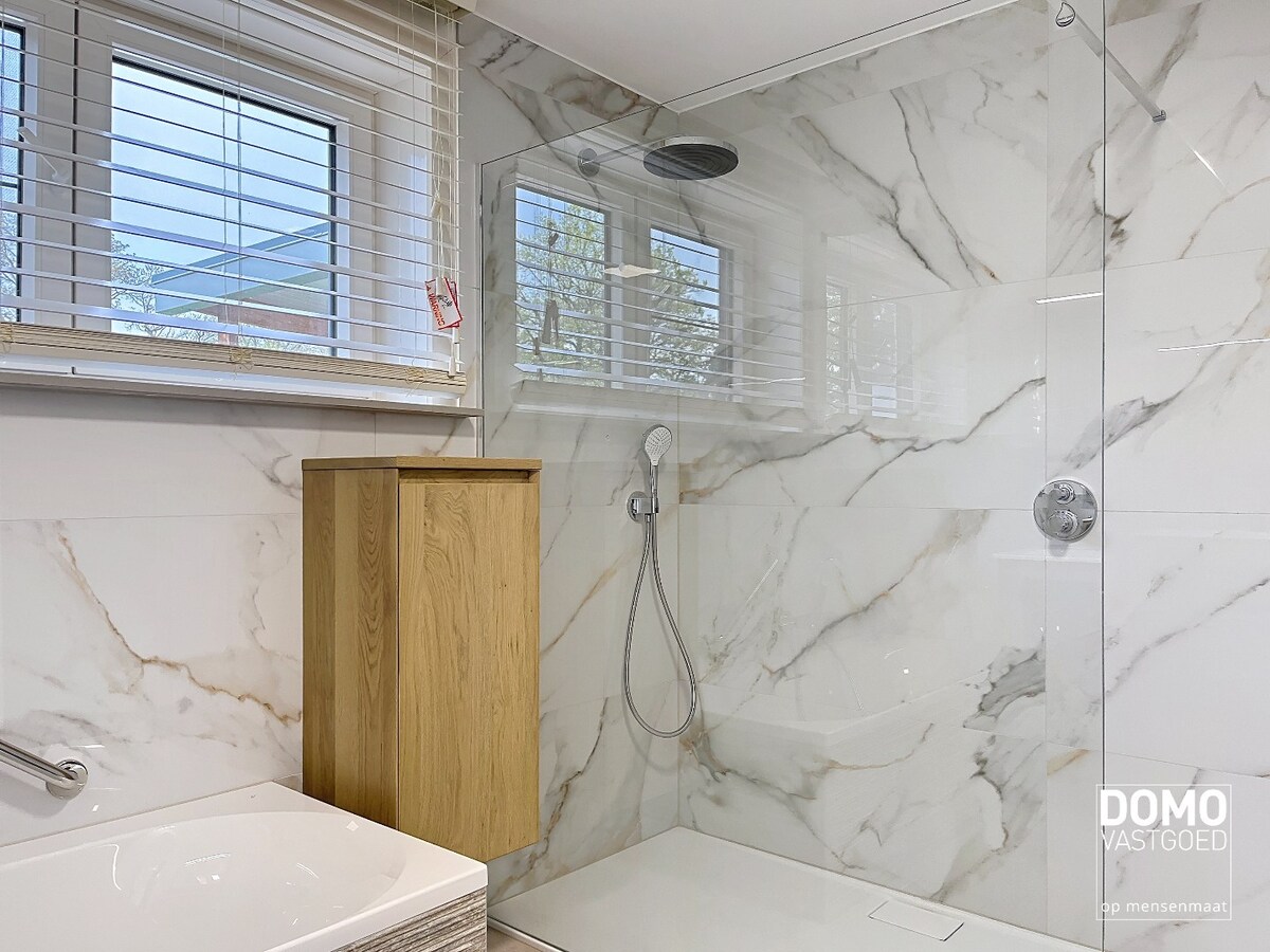 VOLLEDIG GERENOVEERDE WONING MET 3 SLAAPKAMERS EN ZUIDGERICHTE TUIN 