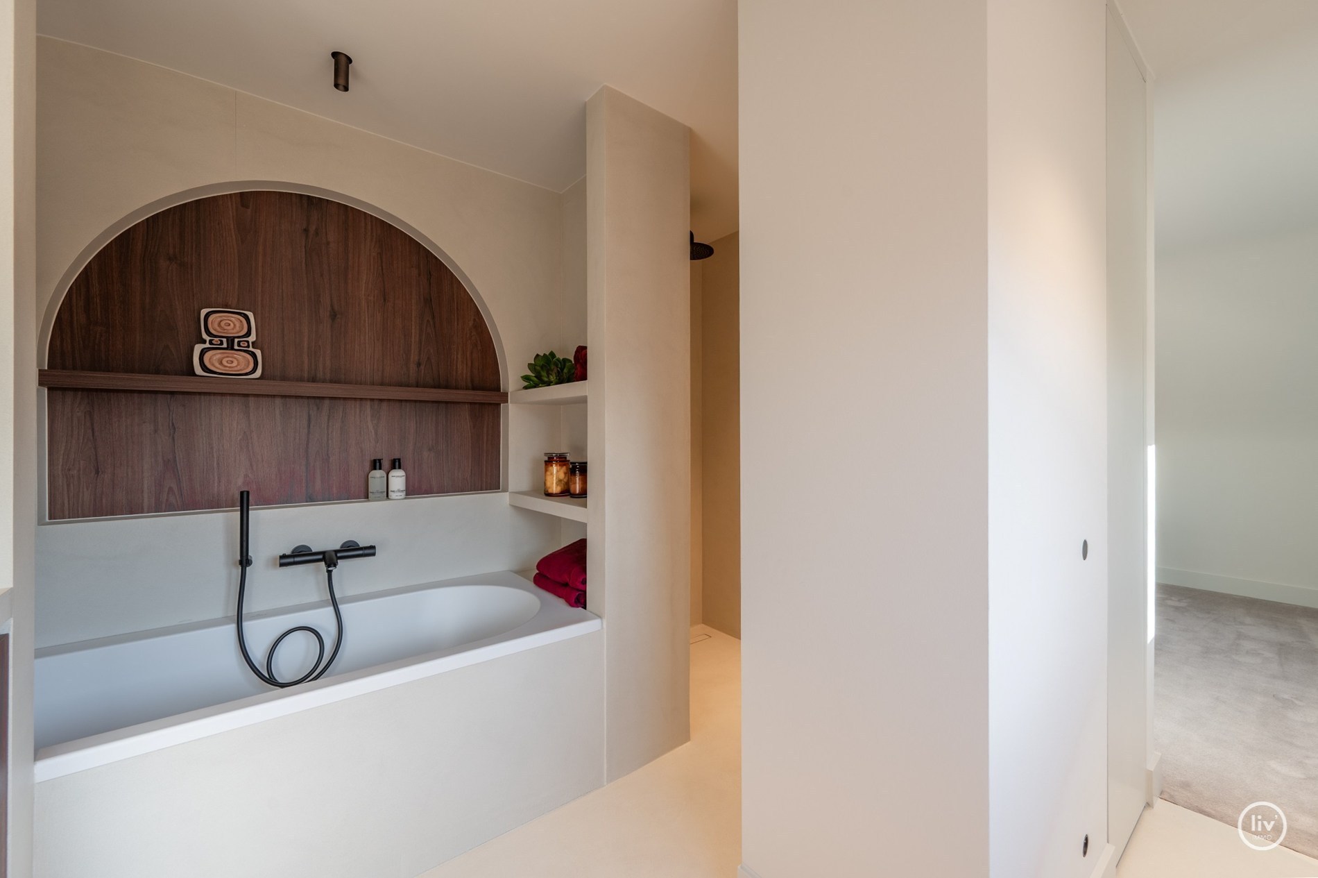 Magnifique villa rénovée, située sur un grand terrain de 1365 m2 dans un quartier résidentiel de villas, à proximité du centre de Knokke. 
