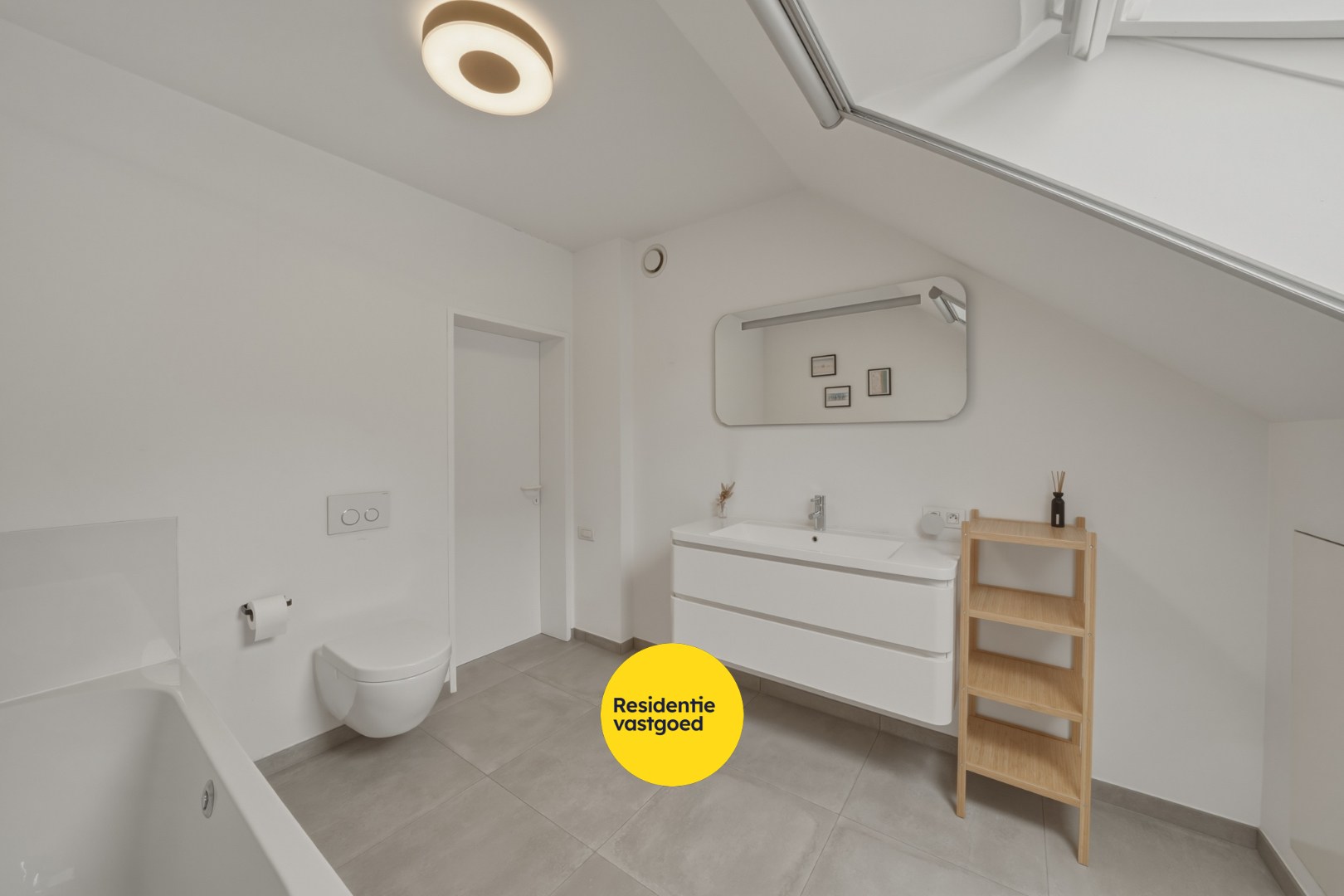 Ruime instapklare woning met zongerichte tuin in hartje Oudenburg 