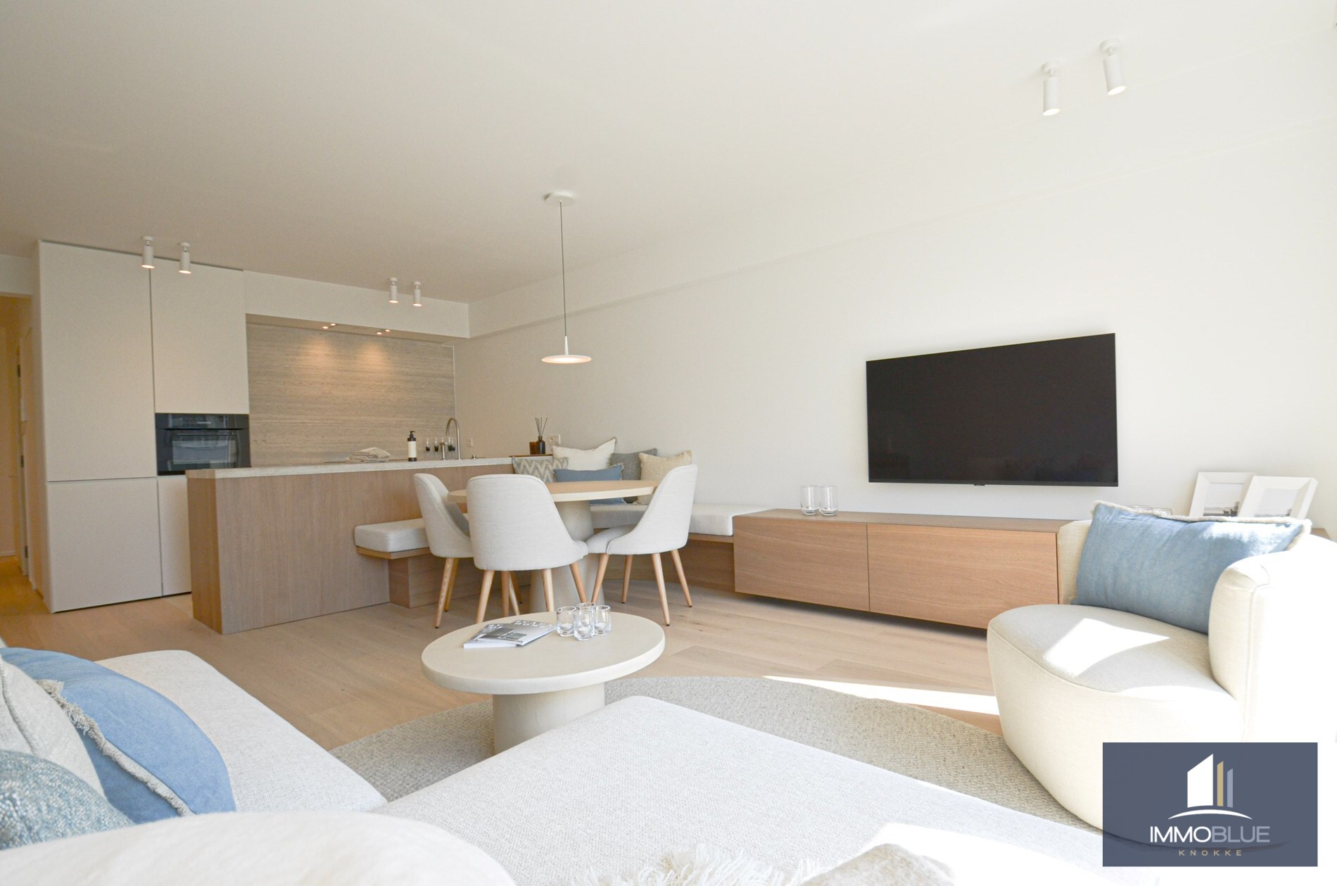 Appartement entièrement rénové avec trois chambres à coucher, situé en plein centre. 