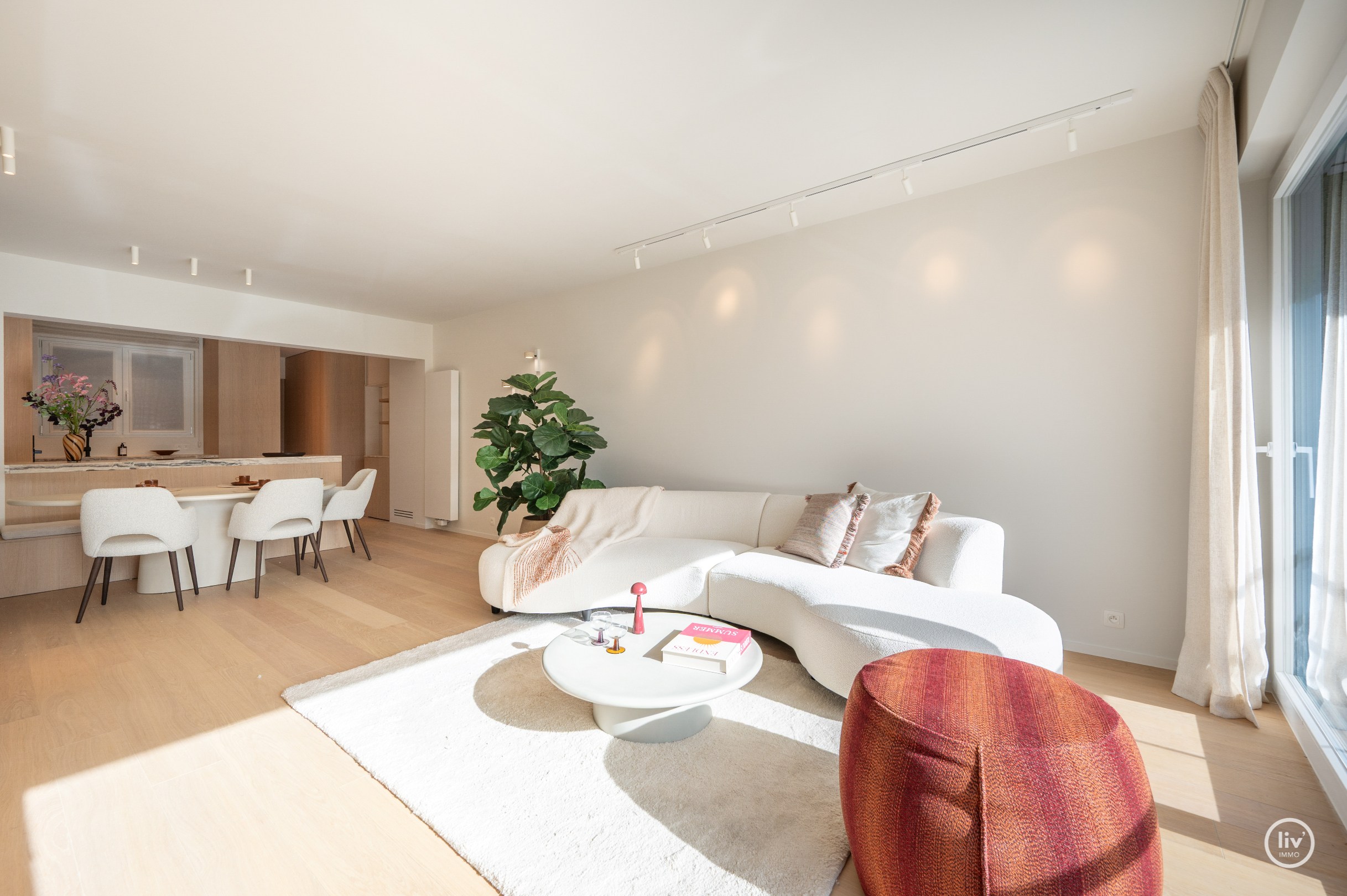 Prachtig gerenoveerd 3 slaapkamerappartement met open zichten gelegen op de Jozef Nellenslaan te Knokke. 