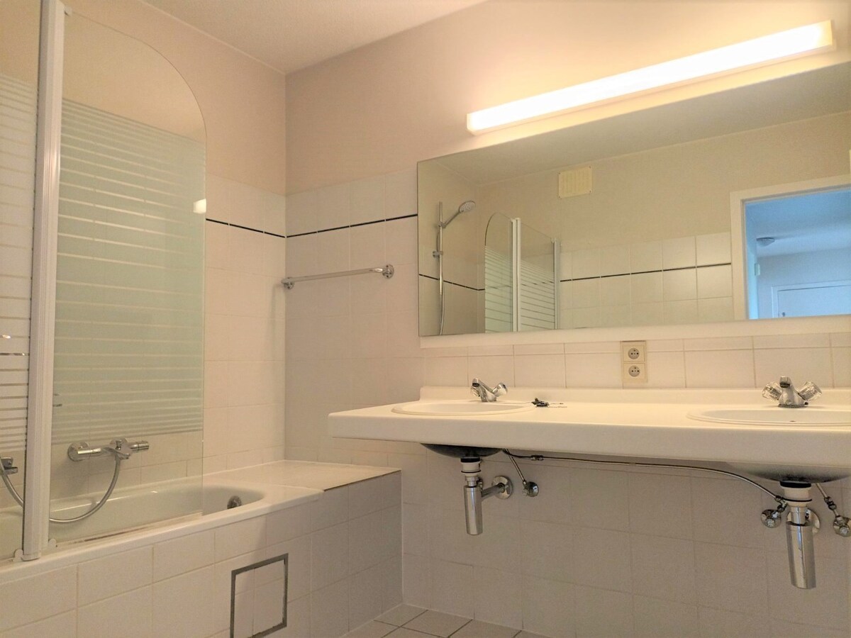 MOOI, RUIM APPARTEMENT MET 2 SLAAPKAMERS GELEGEN IN HET HARTJE VAN KERMT 