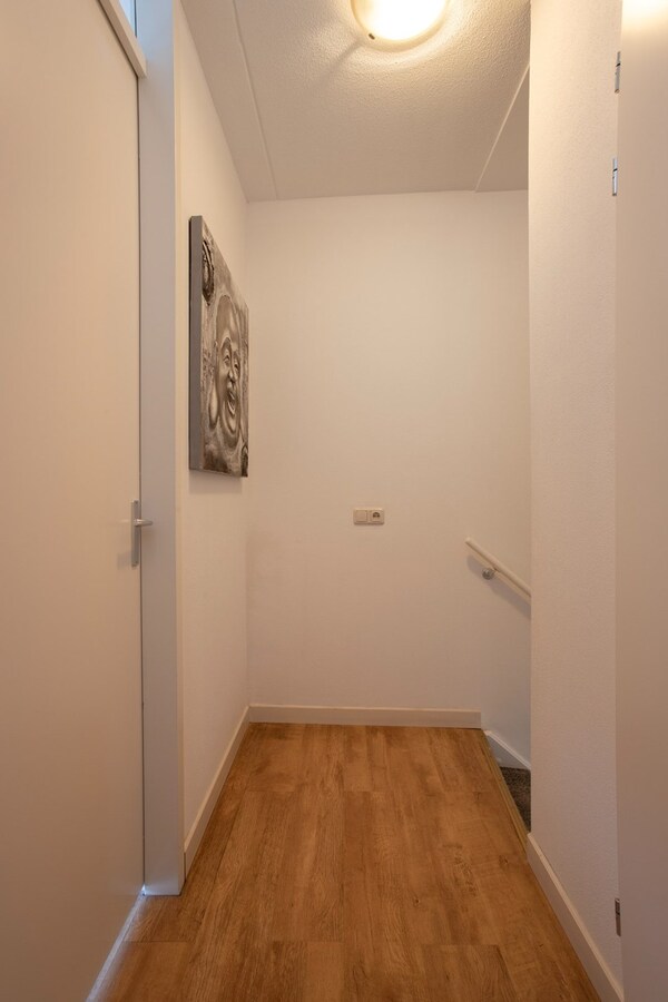 Instapklare en uitgebouwde tussenwoning op rustige locatie. 