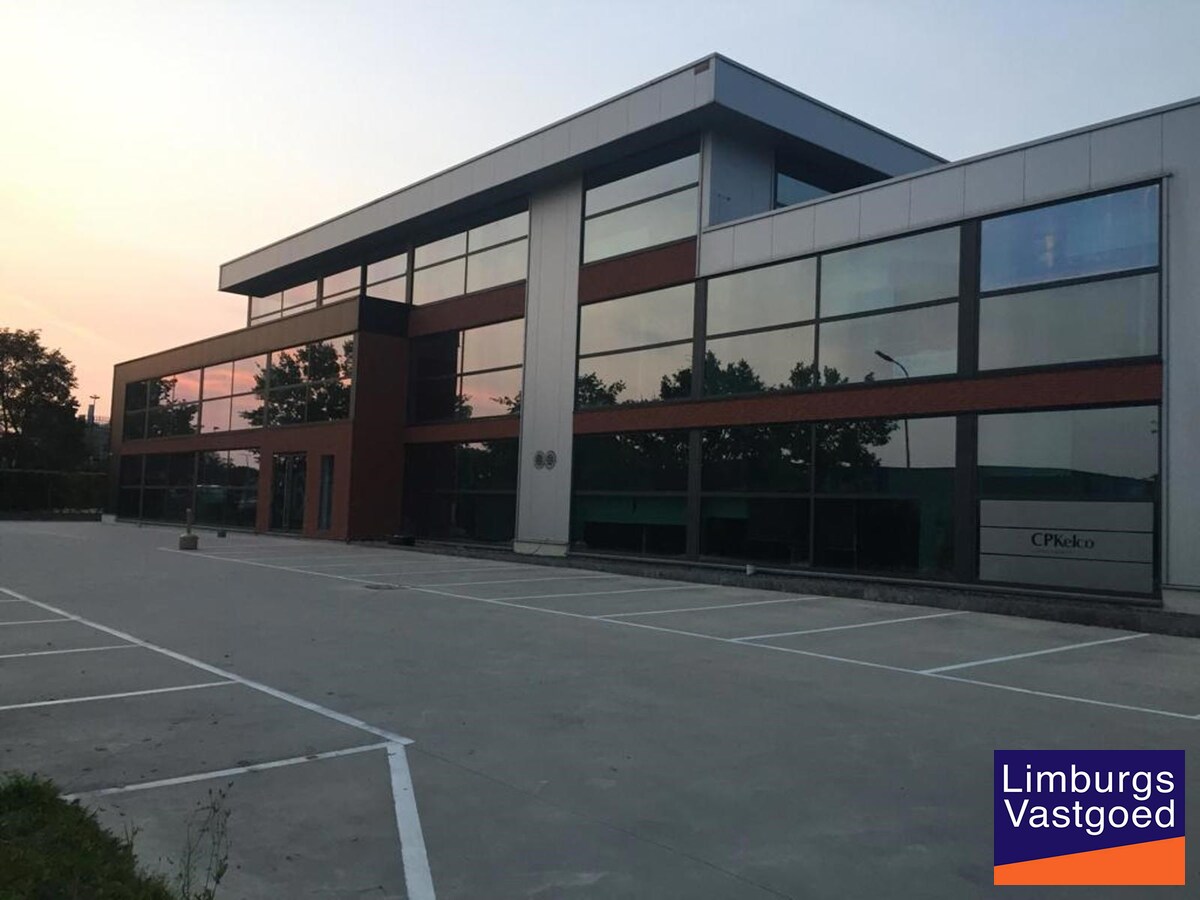 Terbeschikkingstelling van infrastructuur in vernieuwde kantoren met parking, 160m², Genk-Noord 