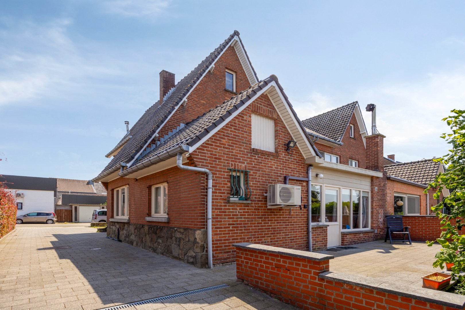 Inrit met doorgang terras