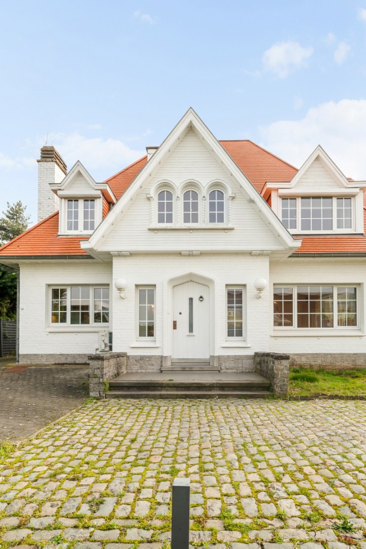 Stijlvolle villa met 5 slaapkamers op mooi perceel van 1325m² 