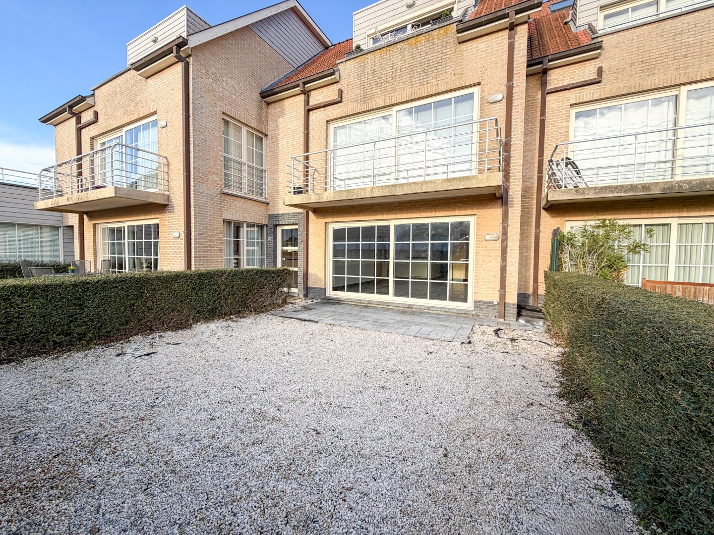 Lichtrijk gelijkvloers appartement met 2 slpk, garage en autostandplaats 