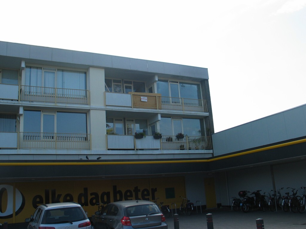 Geheel gerenoveerd ruim 4-kamer appartement op leuke locatie. 