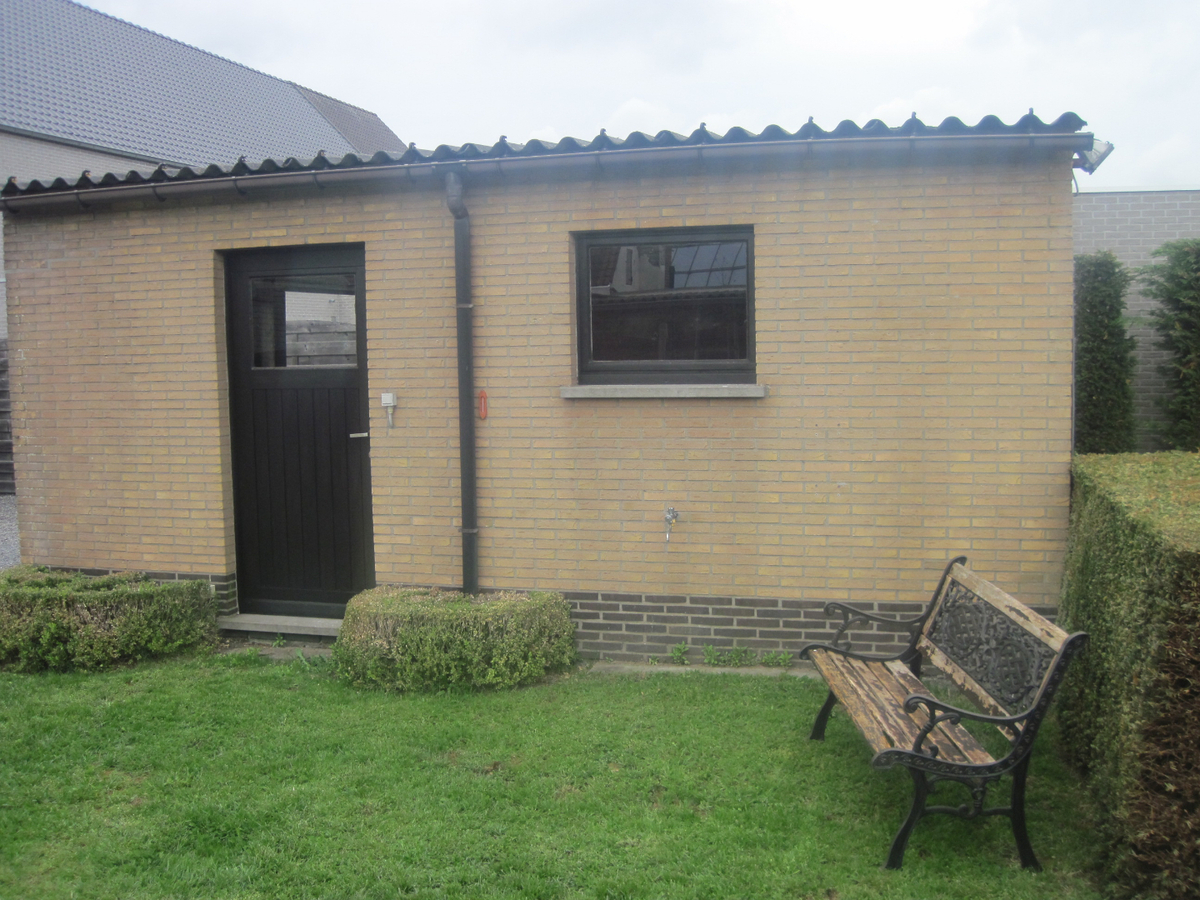 Bijzonder degelijke en ruime Half Open Bebouwing. 