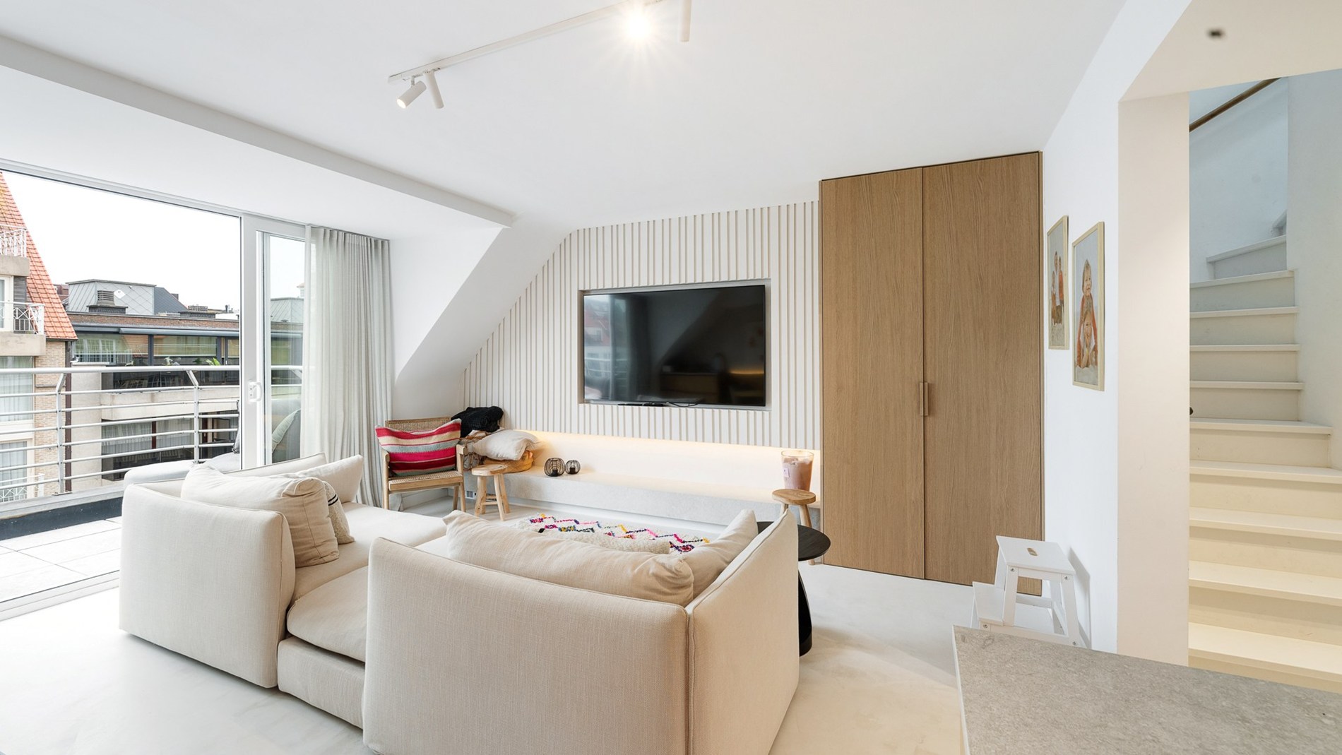 Magnifiek gerenoveerd duplexappartement met 3 SLAAPKAMERS VOOR DUBBEL BED en 3 badkamers. Ruim TERRAS vooraan en achteraan. Ideaal gelegen, rustig maar toch nabij Zeedijk en Lippenslaan. 