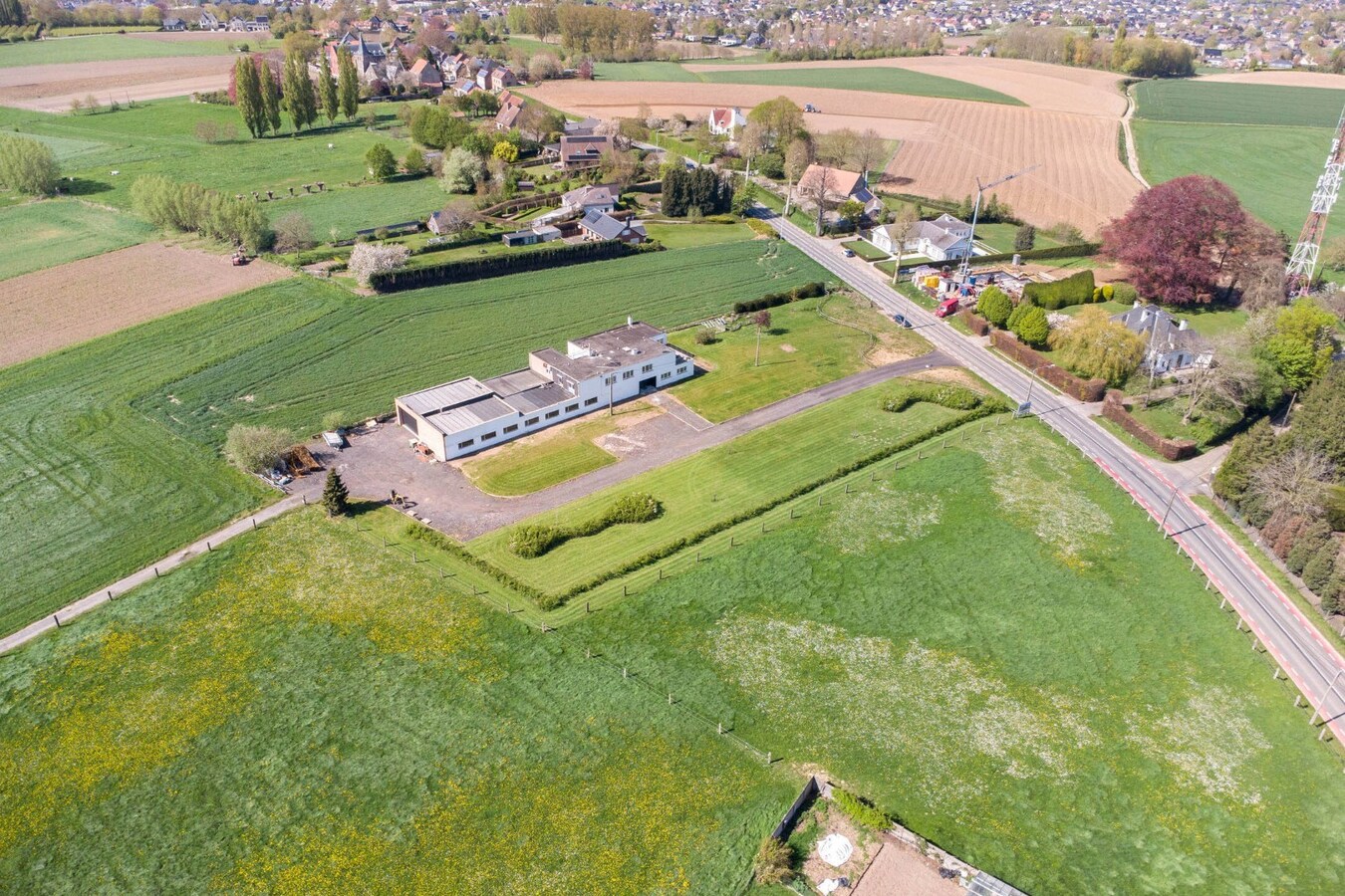 Logistieke eigendom met kantoren en woonst 