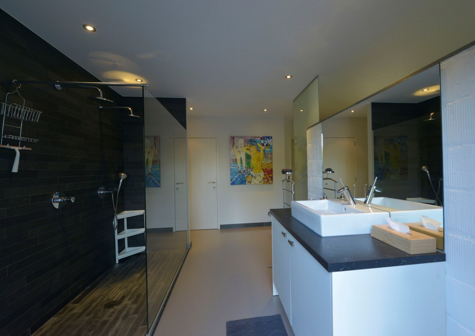 Ruime benedenwoning met garage, polyvalente ruimte, terras, badkamer en 1 slpk te koop te Klemskerke (De Haan) 