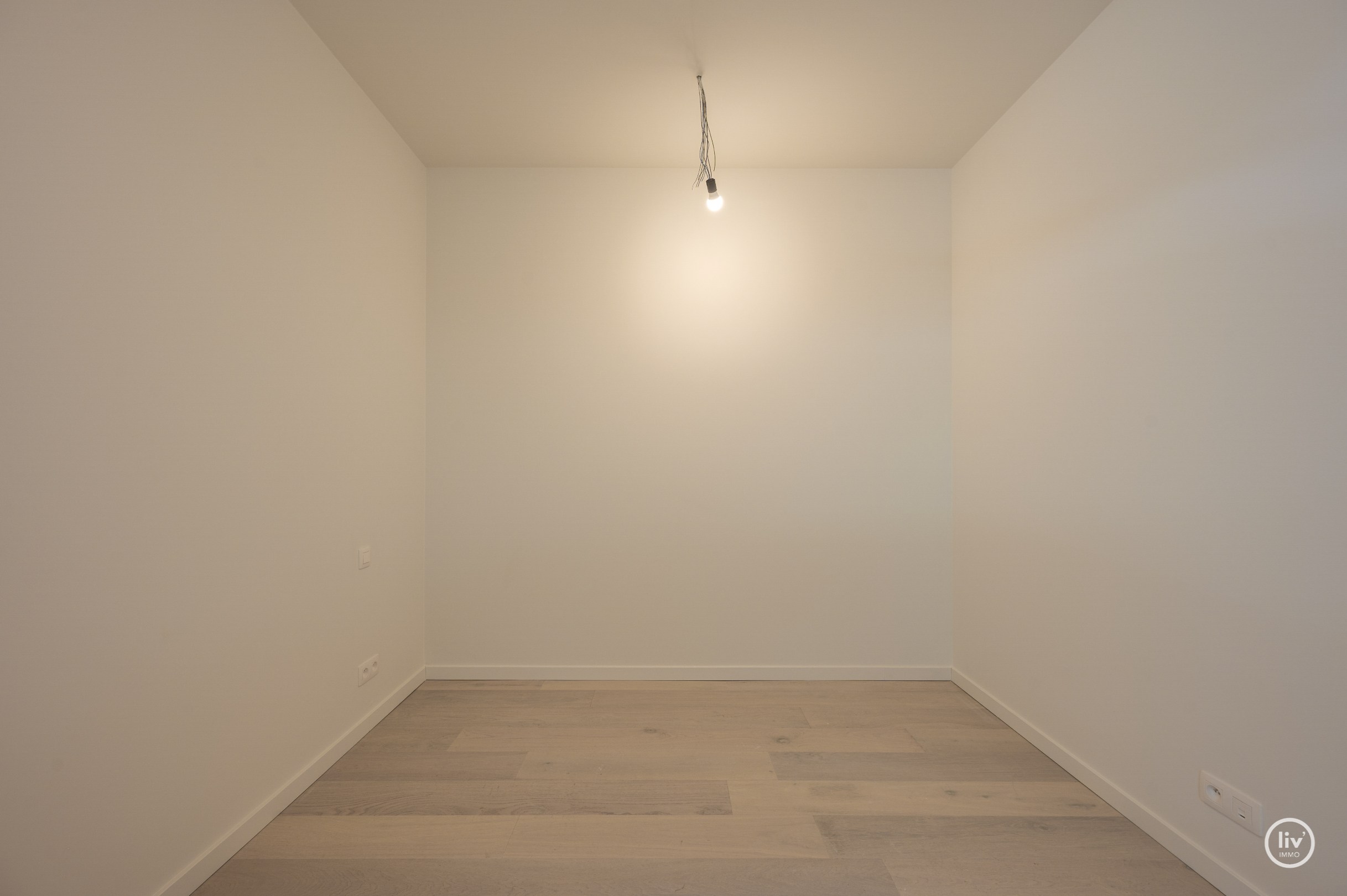 Centraal gelegen 2-kamer appartement te Res. Hoost met ruim terras genietend van zijdelings zeezicht! 