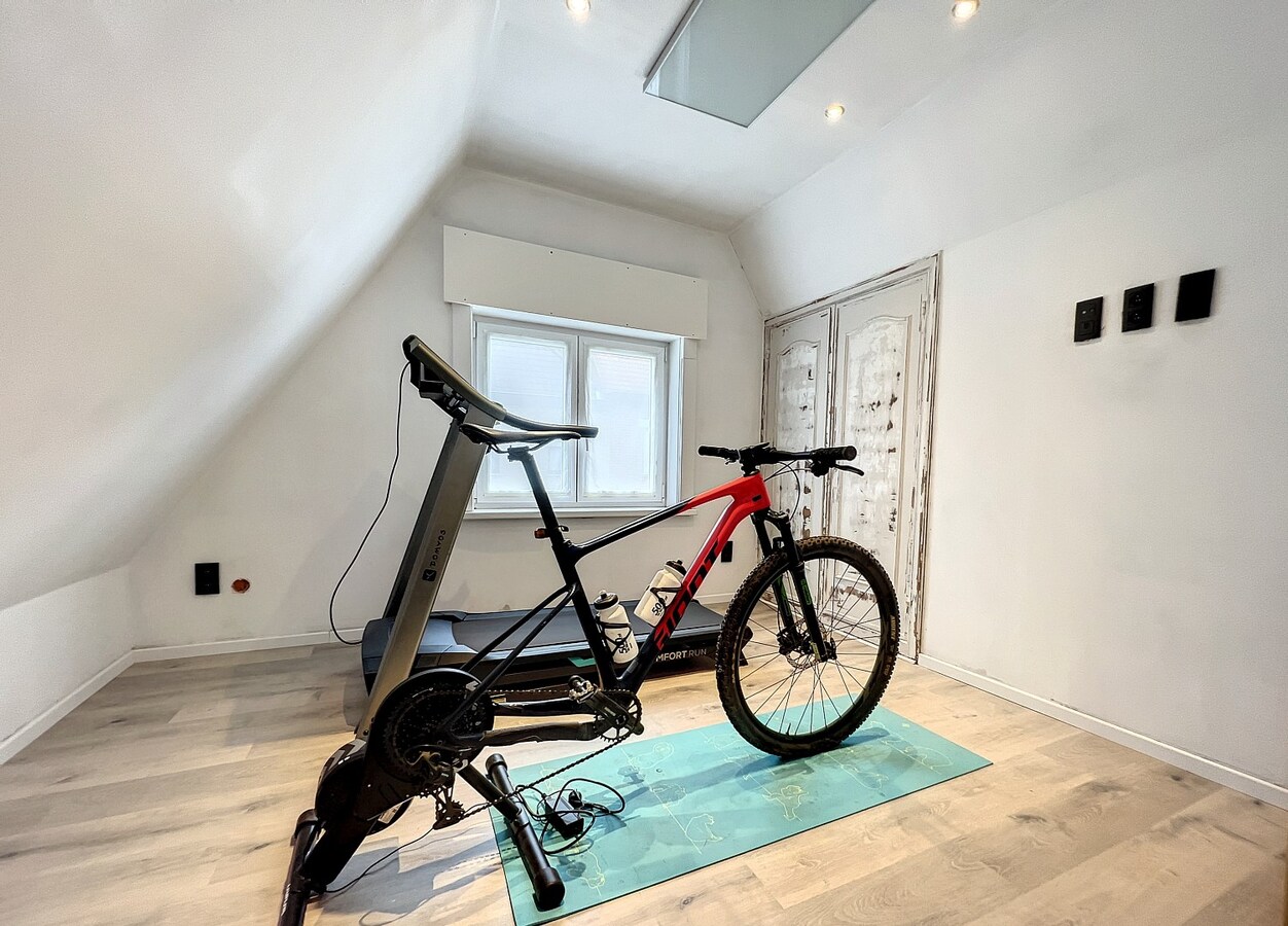 Landelijk gelegen, prachtige halfopen woning met twee (mogelijks drie) slaapkamers. 