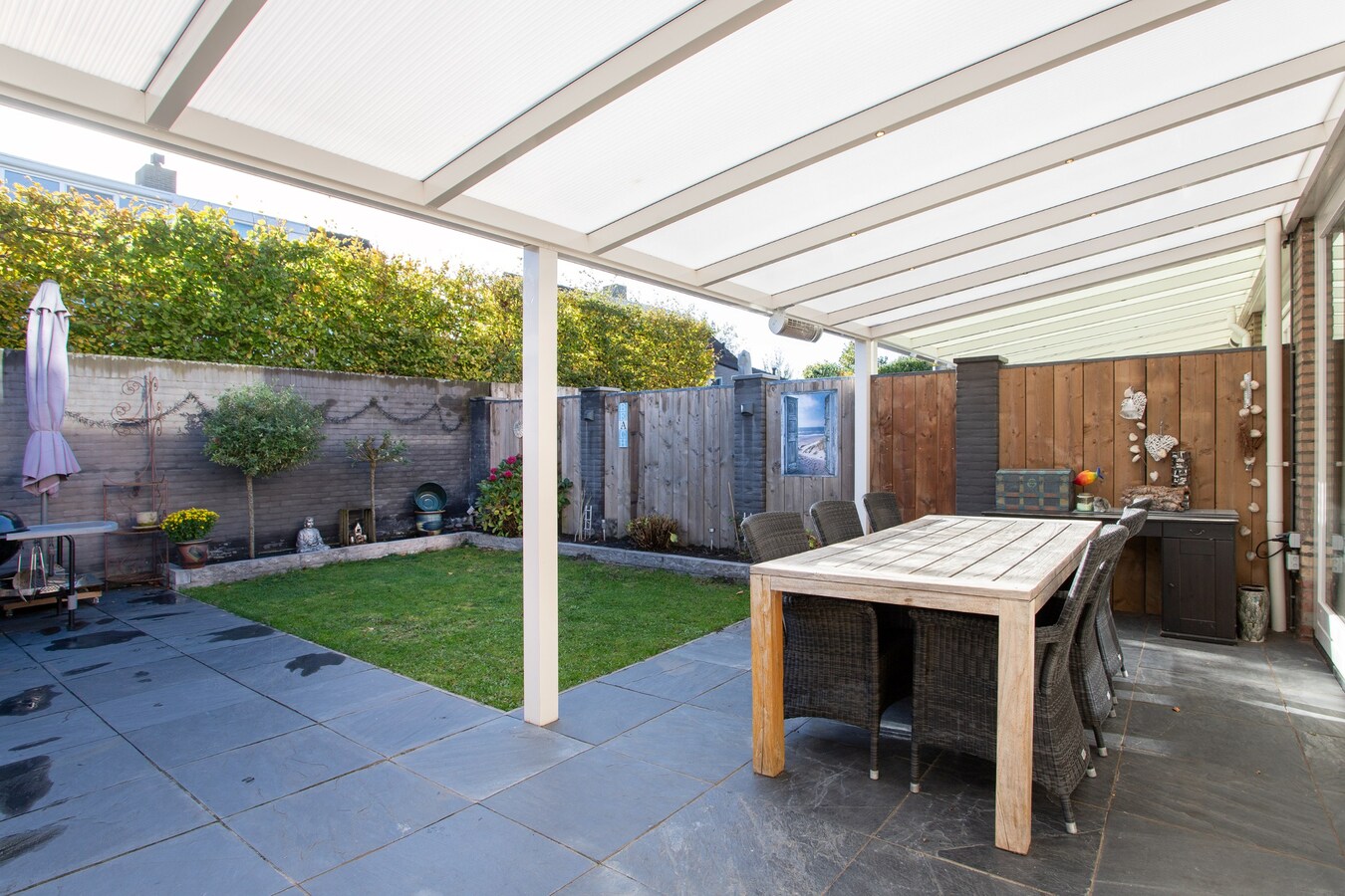 Ruime gezinswoning met royale garage en prachtige tuin 