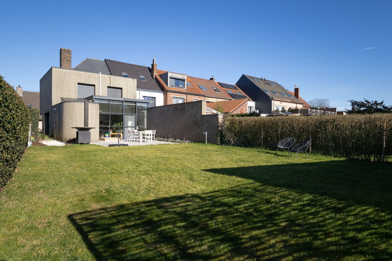 Instapklare en voortreffelijke gezinswoning, zuidgerichte tuin en 4 garageboxen 